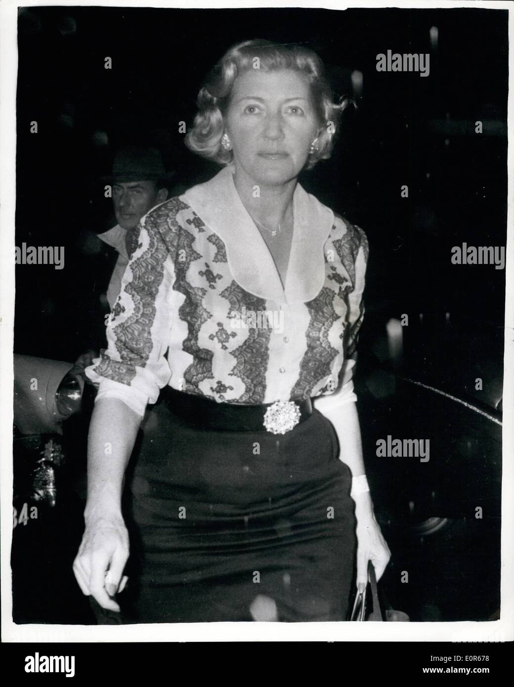 4. April 1958 -? 25.000 Jewl Überfall auf Michael Wildings Wohnung: In einem Blitz-Raid, Banditen brach in Filmstar Michael Wilding des Londoner Wohnung in Ebury Street, Victoria, letzte Nacht, seine Haushälterin, 58 - jährige Frau Maud Young verprügeln, gebunden und geknebelt ihr und stahlen Schmuck im Wert von? 25.000. Es gehört zur Michael Wildings 42-jährige Frau, der ehemaligen Mrs.Susan Nell. Die Wilding waren einige Freunde zu besuchen. Das Foto zeigt Frau Wilding Follewed von ihrem Ehemann, Michael Wilding, gesehen, wie sie in Yheir Wohnung nach dem Überfall letzte Nacht zurückkehren. Stockfoto