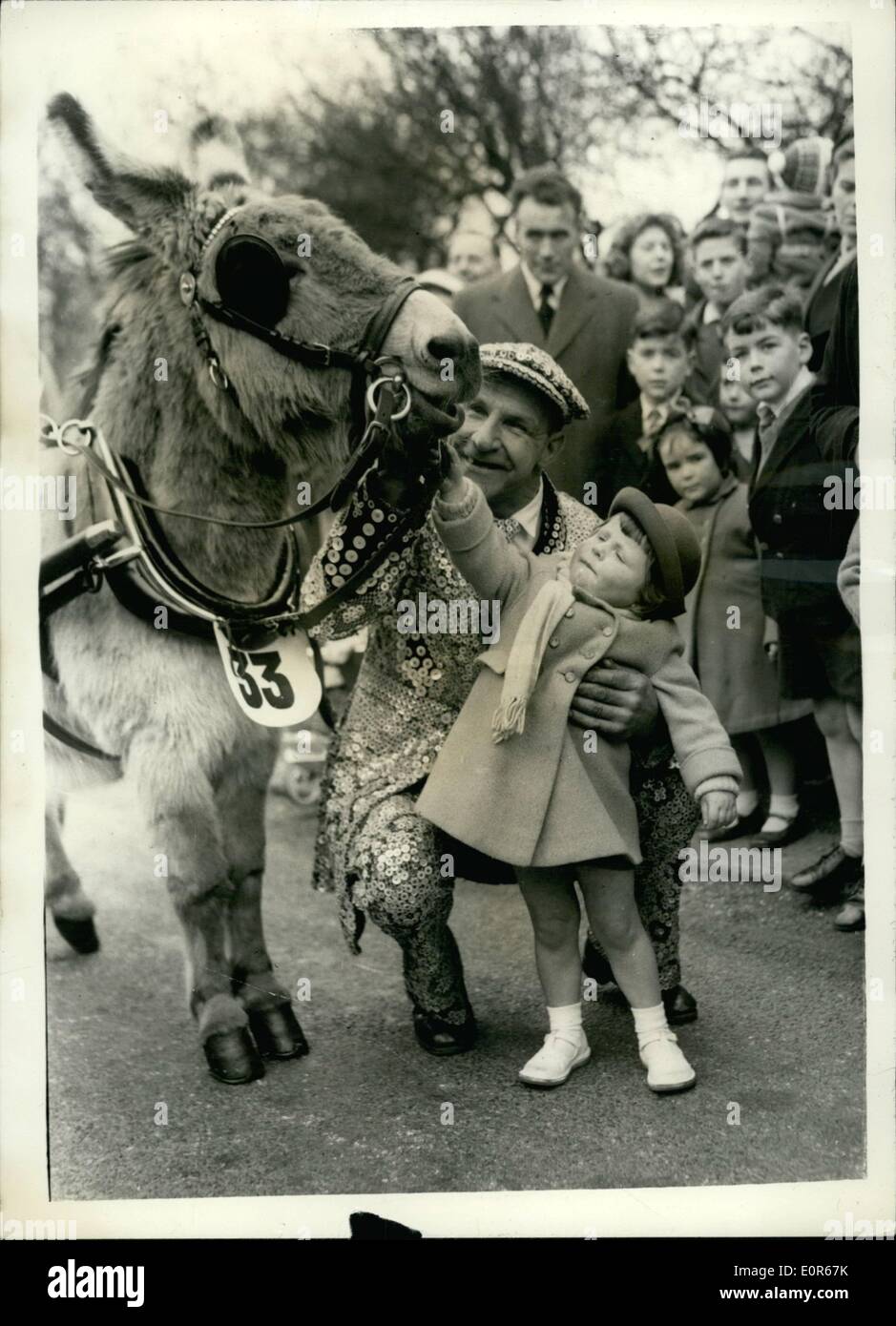 4. April 1958 - 44th jährlichen Parade der Londoner Van Pferde im Regents Park; Foto zeigt Pearly King, Bert George eingeführt 3-jährige Carol Jacobs, der Mile End zu seinem Esel "Scheuklappen", der ist 11 Jahre alt und einer der Teilnehmer in der heutigen Sendung. Stockfoto