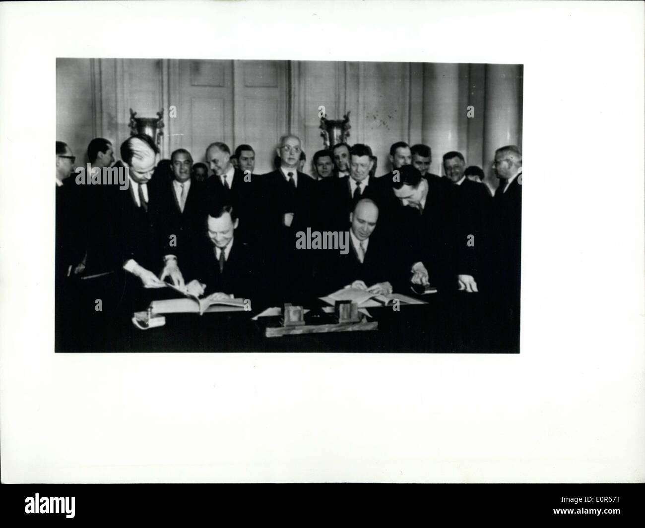 4. April 1958 - Deutsch - sowjetischen Vertrag des Handels unterzeichnet am 8. April 1958 der Deutsch - sowjetischen Vertrag von Handel und Wirtschaft wurde in den Spiridonovka-Palast unterzeichnet. Das ist die erfolgreiche Beendigung der Verhandlungen der Spezial - Botschafter Lahr gewesen. Aufgrund dieses Vertrags werden mehrere deutsche Volk die UdSSR verlassen können. Unser Bild zeigt: Sonderbotschafter Lahr (links) und sein Partner des Vertrags Kumykin bei der Unterzeichnung des Vertrags. Stockfoto