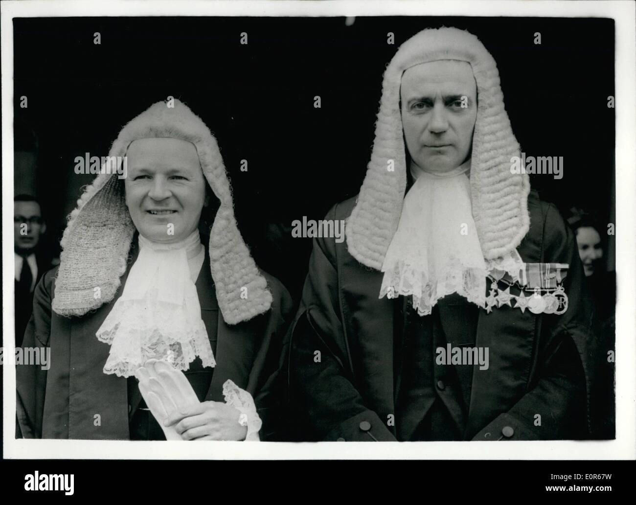 4. April 1958 - neue Kronanwalt im House Of Lords vereidigt. Herr trauert und Mr. Brown. Foto zeigt, dass L-r: Herr Joseph Arthur Grieves und Herr Kilner Brown an das House Of Lords für die Vereidigung heute Morgen ankommen. Stockfoto