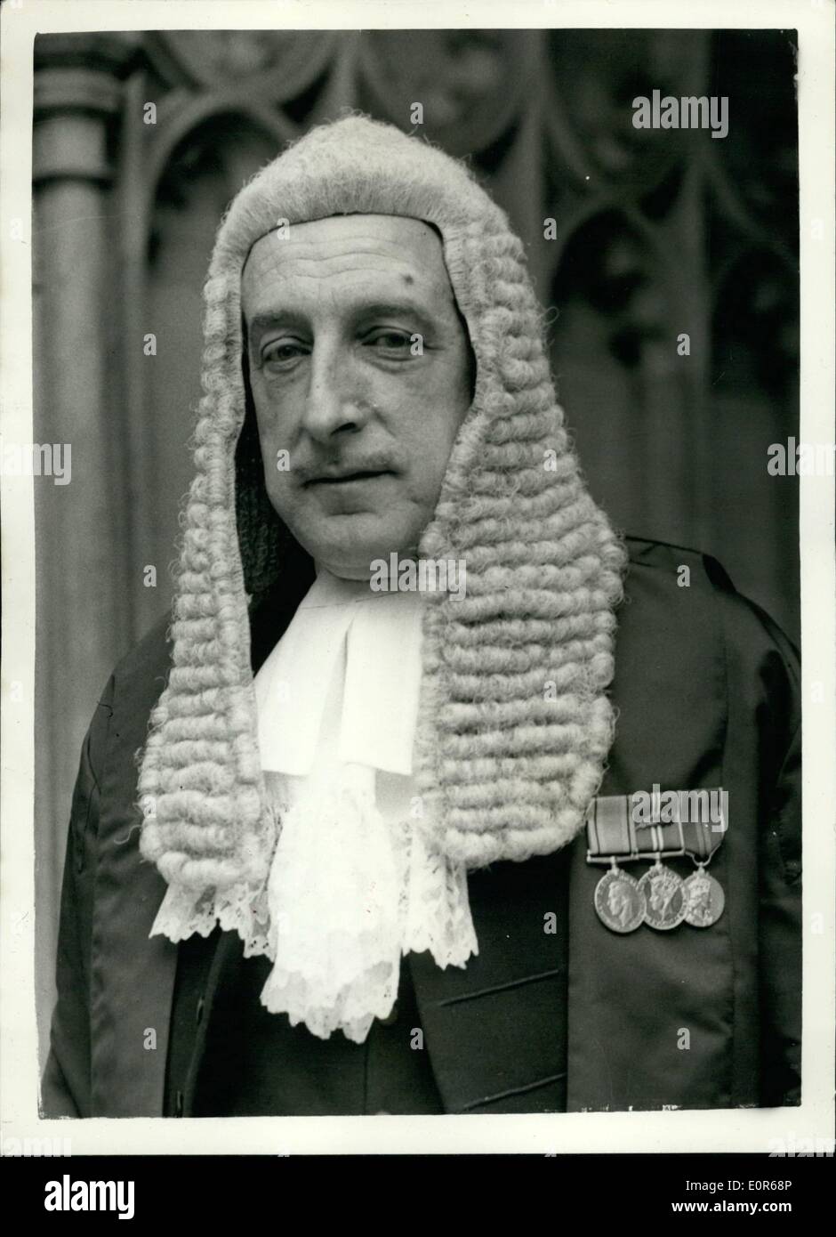 4. April 1958 - neue QC geschworen - In im House Of Lords. Arthur James Irvine. Foto zeigt: - Herr Arthur James Irvine kommt an das House Of Lords für Vereidigung - Zeremonie heute Morgen. Stockfoto