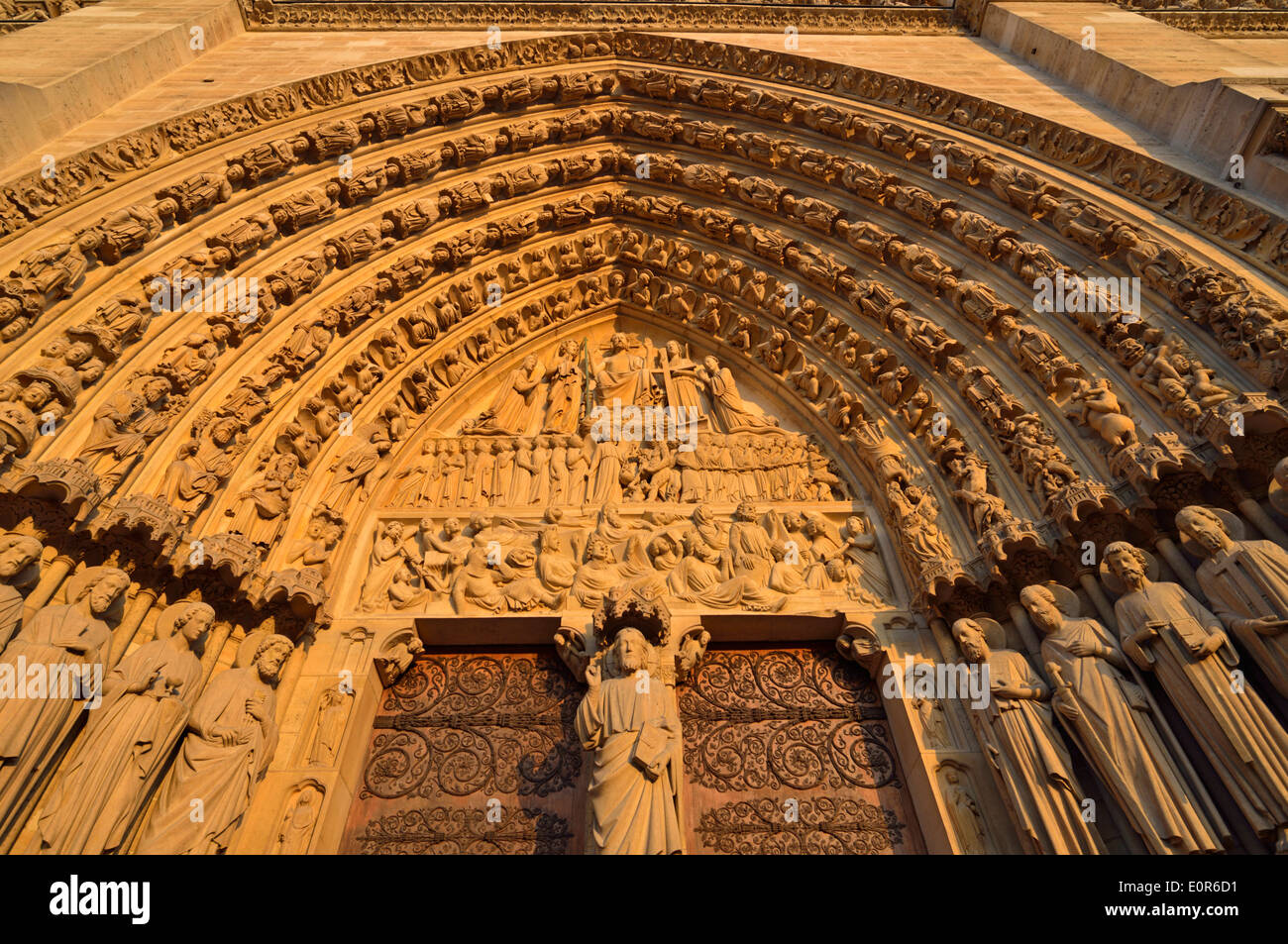 Detailansicht einer Tür Westfassade, die Kathedrale Notre Dame, Ile De La Cite, 4. Arrondissement, Paris, Frankreich Stockfoto