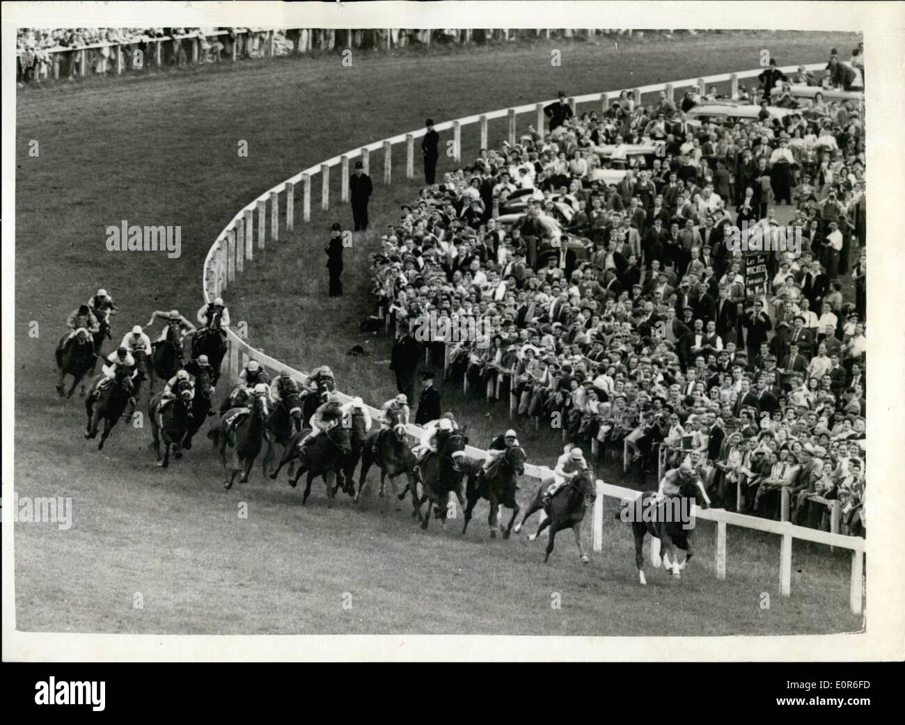 6. Juni 1958 - Derby - Feld am Tattenham Corner. Foto zeigt allgemeine Ansicht, wie das Feld im Jahr 1958 Derby in Epsom Tatteham Corter - nimmt. Stockfoto