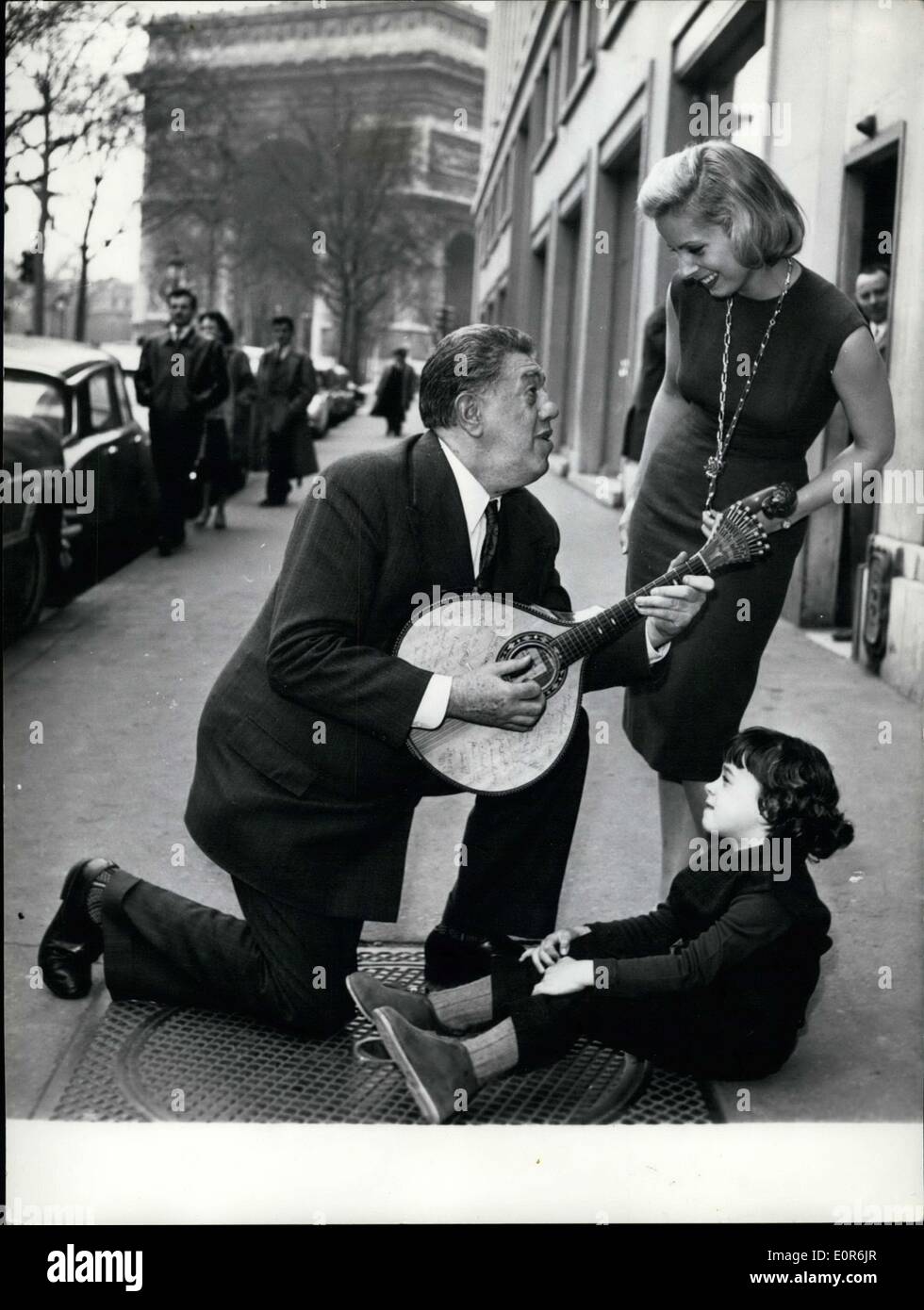 17. April 1958 - sind Michel Simon, Genevieve Kervine und Joelle Fournier die drei Hauptdarsteller in dem Film '' Un Certain Mr Jo,'' die in Paris Kinos in Kürze herauskommen wird. Die Baum-Schauspieler sind wo Michel Simon spielt Gitarre für Joelle abgebildet, eine Szene aus dem Film handeln. Stockfoto