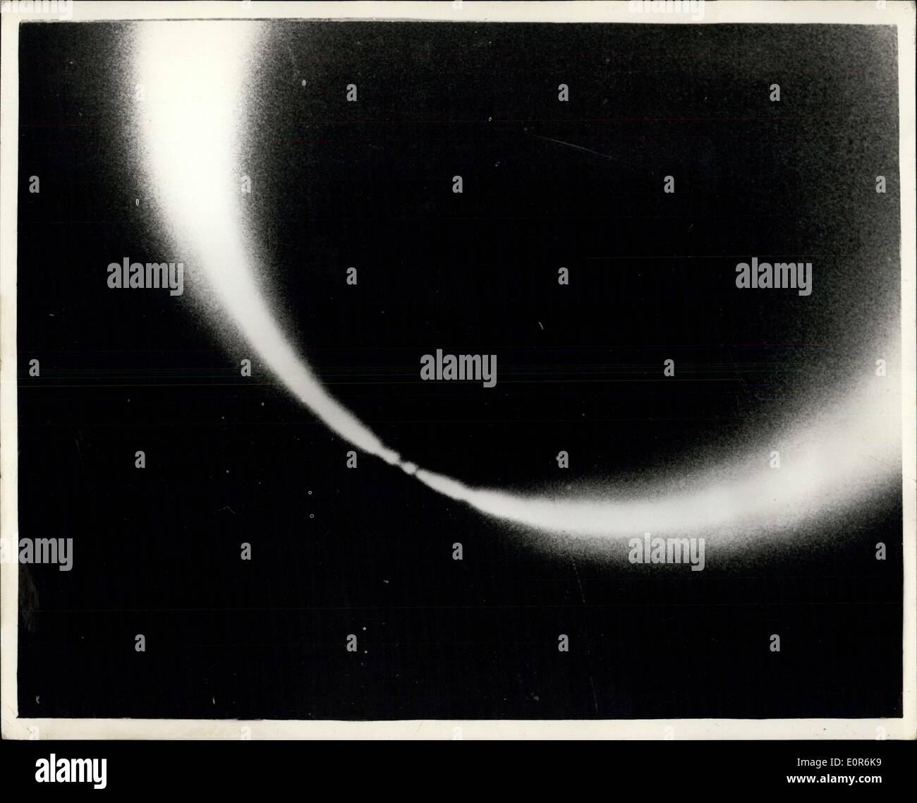 24. April 1958 - '' Mond isst Sonne ''... Sonnenfinsternis als Seen südlich von Tokyo Bay: Beginn der Sonnenfinsternis Gold-Ring sieht in diesem Luftbild, aufgenommen am Hachijojim Isalnd, südlich der Bucht von Tokio... Es zeigt die AST-Oberfläche des Mondes, believedly Berge, wie es das Licht der Sonne schneidet und einen hellen Ring bildet. Um die letzte ringförmige Sonnenfinsternis des Jahrhunderts zu beobachten, wurden japanische Wissenschaftler nach Hachijoo Island geschickt, wo die goldenen Ring Sonnenfinsternis beobachtet werden konnte. In anderen Teilen Japans - war nur partielle Sonnenfinsternis zu sehen Stockfoto
