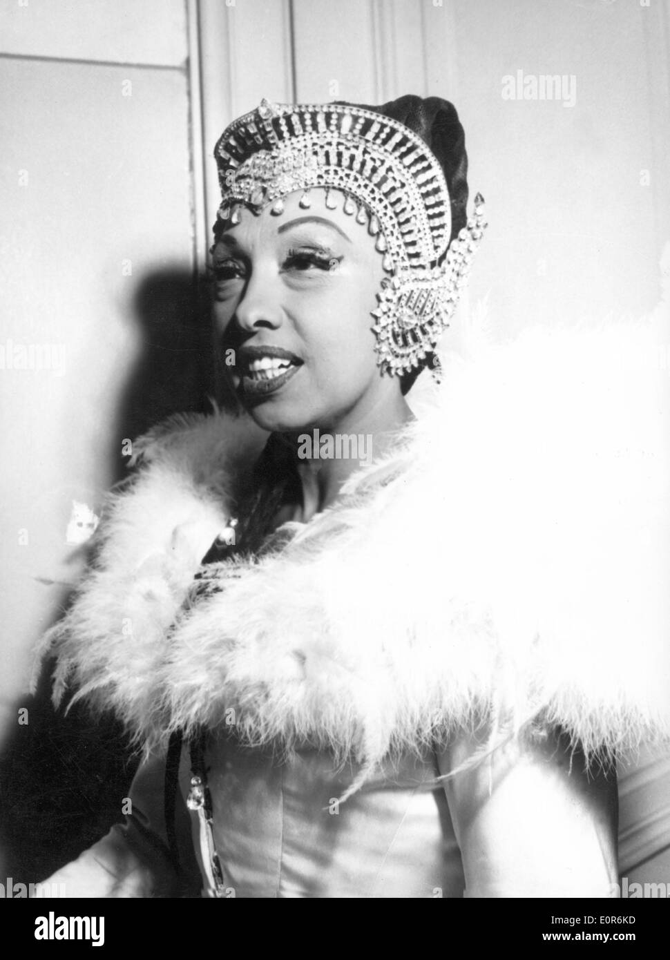 Portrat Von Entertainer Josephine Baker Im Kopfschmuck Stockfotografie Alamy