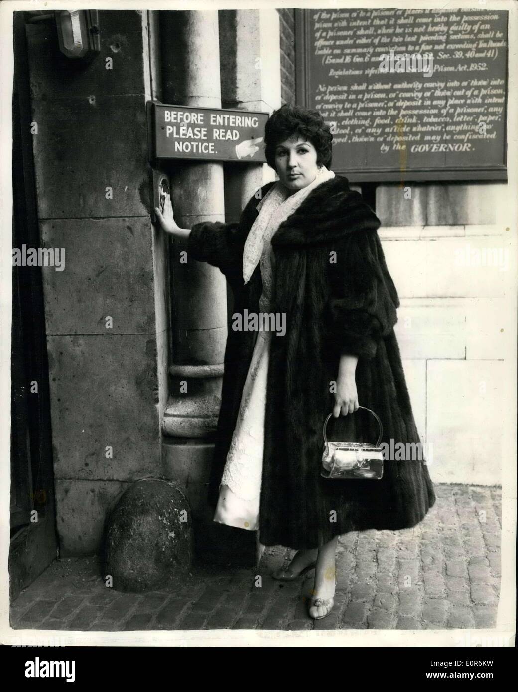 28 April 1958 Alma Cogan Geht Zu Wermut Scrubbs Singen Gefangene Populare Sangerin Alma Cogan Ging Gestern Abend An Wermut Stockfotografie Alamy 28 April 1958 Alma Cogan Geht Zu Wermut Scrubbs Singen Gefangene Populare Sangerin Alma Cogan Ging Gestern Abend An Wermut Stockfotografie Alamy