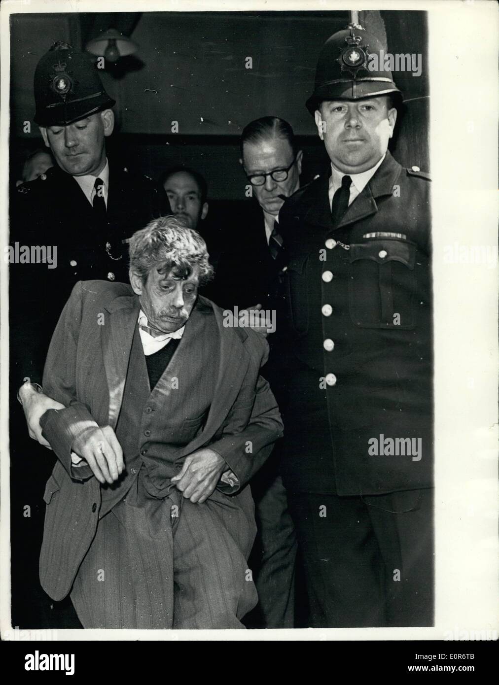 6. Juni 1958 - 70 - ein Jahr alten Hutch-Back beschuldigt, ermordet von Jahr Kindes - eine Armee von etwa 200 ausgebuht und schrie, als TOM LIONEL BURIS, eine 71 Jahre alte Vermutung-Rücken den Barrow, verließ - in Fureass Amtsgericht am Samstag nachdem er hatte angeklagt worden mit der Ermordung von fünf Jahre alten LAVILIA MURRAY. Burns wurde getragen Liverpool auf erinnern Walton Gefängnis bis zum 23. Juni... Lavinia und fünf Jahre alten SHEIIA BARICS trug gefundenen Toten in einem Schlafzimmer am brennen, Haus an der York Street, Barrow - das Gericht wurde gesagt KEYSTONE Foto schneit: - Tom Lionel Burns - Essorted von der Polizei Stockfoto