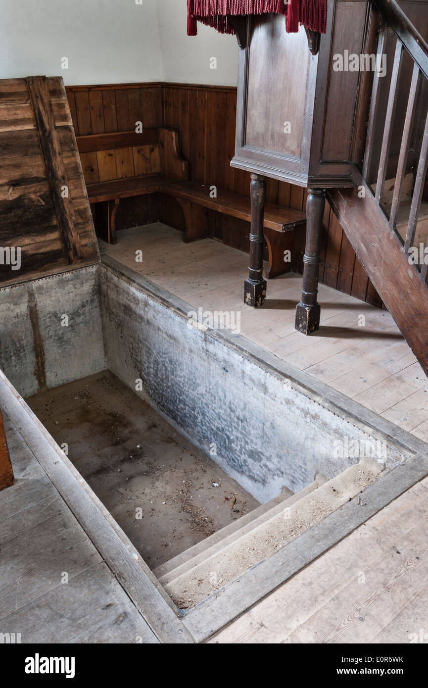 Die strikte und besondere Baptist Chapel, Waddesdon Hill, Großbritannien. Das Taufbecken für vollständiges Eintauchen ist unter den Bodenbrettern versteckt Stockfoto