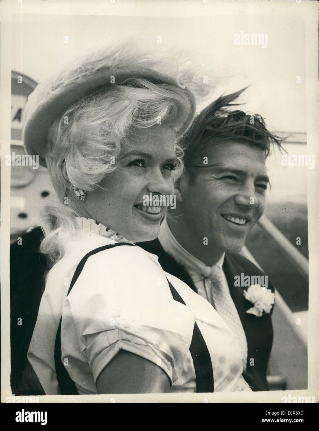 5. Mai 1958 - Jayne geht in Spanien.: Foto zeigt Hollywood-Filmstar Jayne Mansfield im Bild am Flughafen London gestern mit ihrem Ehemann, Mickey Harcitay, wenn sie nach Madrid, wo Jayne ist es links, den Film '' The Sheriff von gebrochenen Kiefer '', mit der britischen Filmstar Kenneth More zu machen. Stockfoto