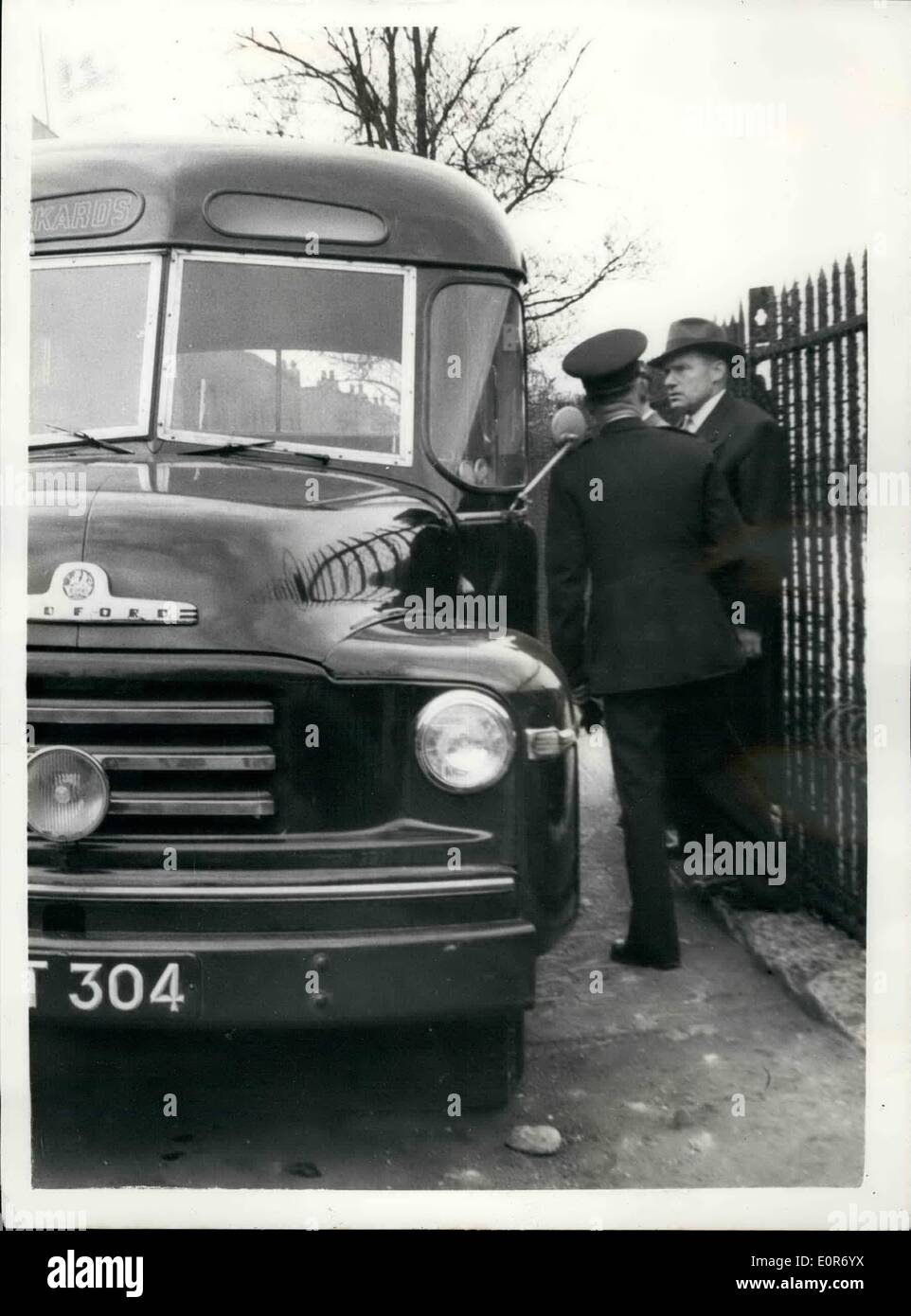 05. Mai 1958 - 43,000 Banküberfall in London: Sechs Kanonenbanditen haben heute mit 43,000 in bar bei einem kühnen Tagesüberfall davongekommen. Sie legten den Fahrer des von der Westminster Bank angeheuerten Wagens fest, banden ihn und knebelten ihn in den hinteren Teil des Wagens. Einer der Bande, der die Kleidung und das Abzeichen des gemieteten Fahrers trug, fuhr zur Bank und sammelte das Geld ein und fuhr mit zwei Banken fort und sammelte das Geld ein und fuhr mit zwei Bankboten als Wachen fort. Auf Tomlins Terrasse, Limehouse, Stepney, wartete der Rest der Bande mit einem gestohlenen Auto in Hinterhalt Stockfoto