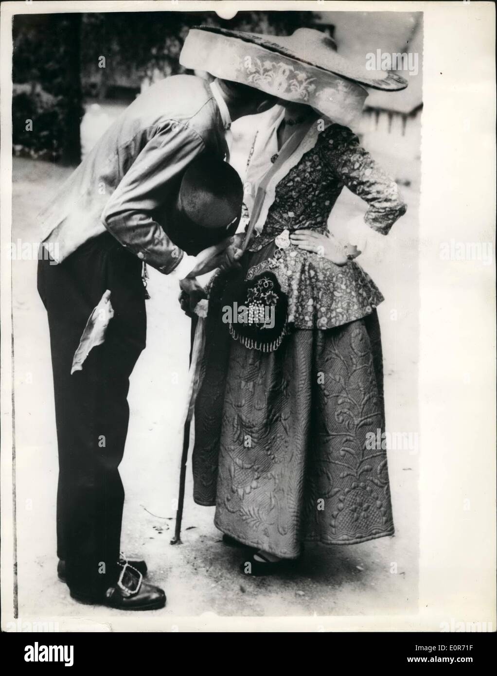 5. Mai 1958 - eine Verbindung mit der Vergangenheit, niederländische Folklore Kostüm Gesellschaft fest; Das Outfit getragen von dieser jungen Dame stammt aus dem Jahr 1780. Eine familiäre Begrüßung erhält sie von ihrem '' Beau'', deren Kleidung ist aus den 1850er Jahren waren sie gesehen werden, während die Gartenparty statt, um den 10. Jahrestag des Vereins niederländischer Folklore Kostüm an Groningen - feiern, die von Prinzessin Wilhelmina gefunden wurde. Stockfoto