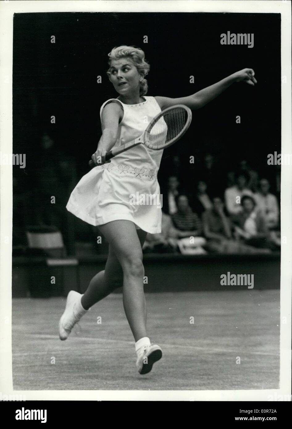6. Juni 1958 - Wimbledon Meisterschaften zweiter Tag. Miss Fageros im Spiel. Foto zeigt, dass Miss K. Fageros der Vereinigten Staaten in gegen ihre Landsfrau Kolleginnen Miss S. Moore in der Wimbledon Championships heute Nachmittag spielen. Stockfoto