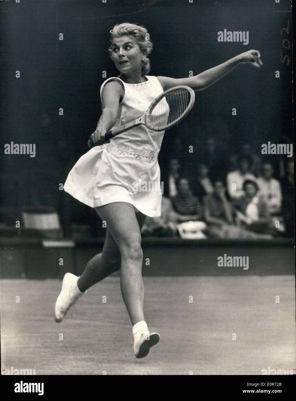 6. Juni 1958 - Wimbledon Championships - zweiter Tag. Miss Fageros im Spiel...  Foto zeigt:-Miss K. Fageros der vereinigt euch Stockfoto
