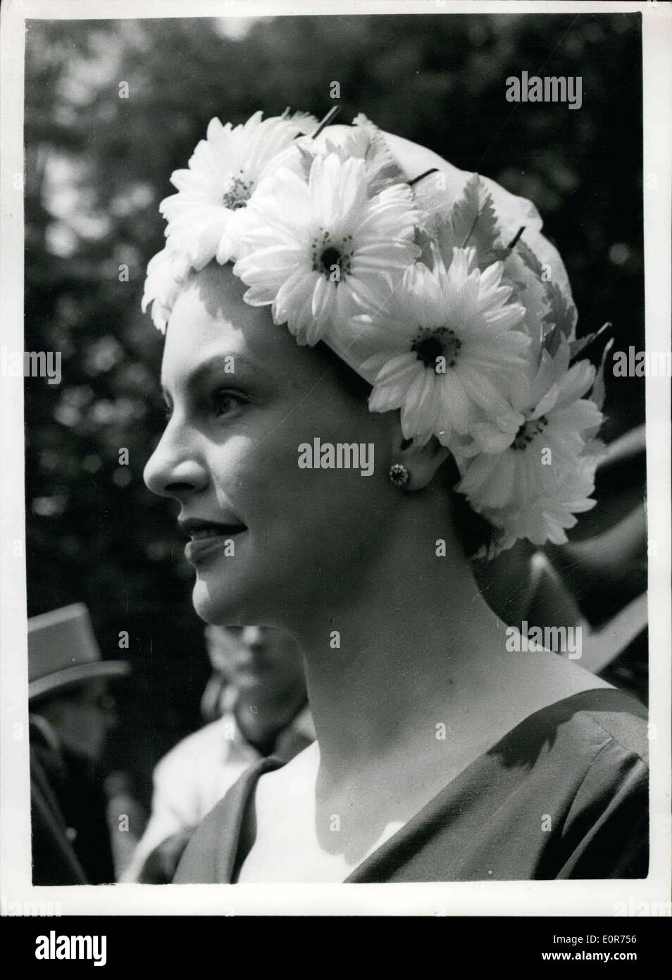 12. Juni 1958 - Royal Ascot - zweiter Tag. Hut mit großen weißen Margeriten. Foto zeigt Frau Robert Adams von Chelsae trägt einen weißen Tüll Hut - dekoriert mit großen weißen Marguretes - Wenn She Ankunft für den zweiten Tag des Royal Ascot heute. Stockfoto