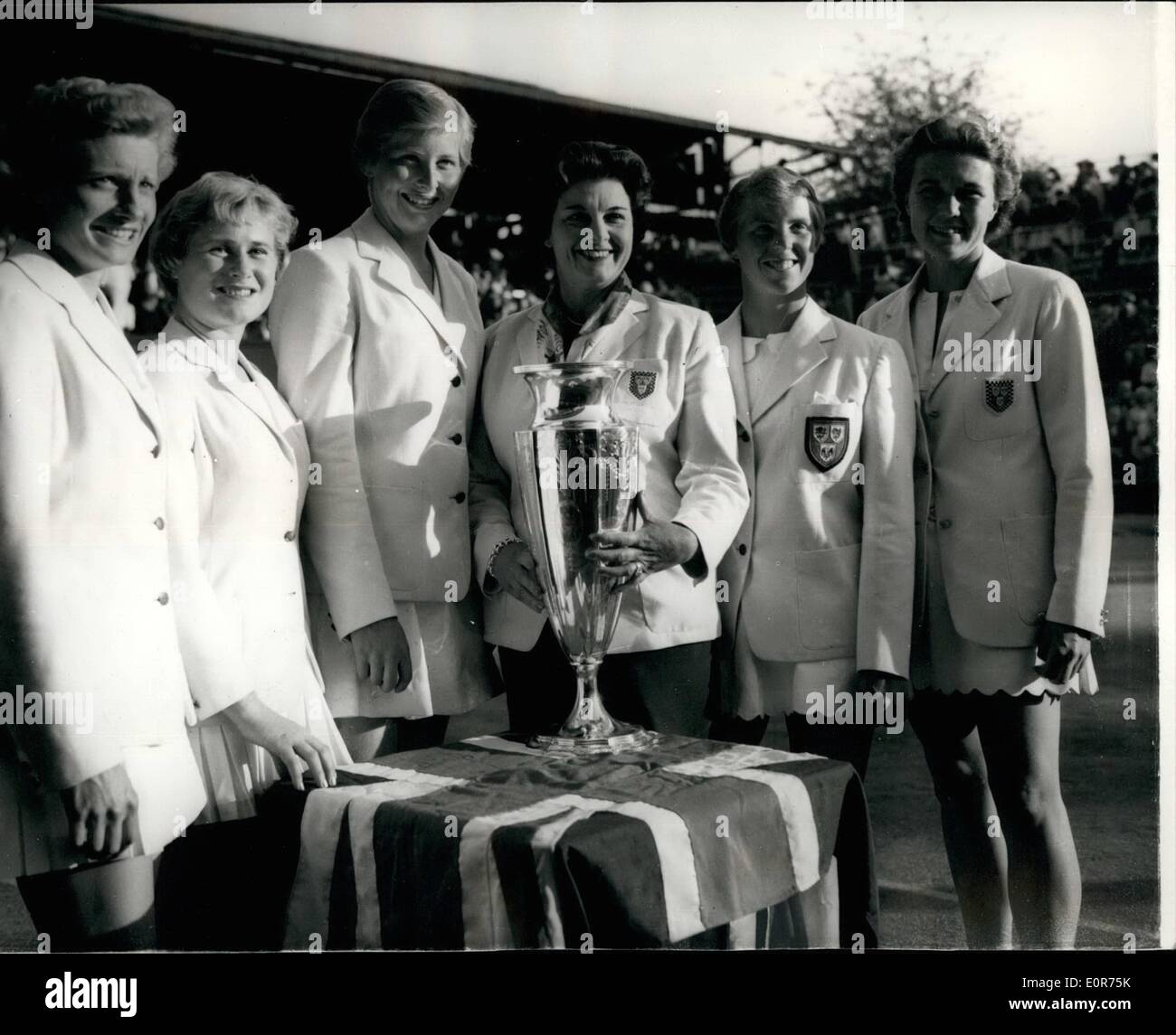 14. Juni 1958 - präsentiert Herzogin von Kent den Wigh Mann Cup... H.R.H The Duchess of Kent präsentiert heute Abend den Wightman Cup Großbritanniens Team, nachdem sie das US-Team in Wimbledon, heute Nachmittag geschlagen hatte. Das Foto zeigt das siegreiche britische Team mit der Trophäe Christine, Frau walford,(capt) und Pat Ward. Stockfoto