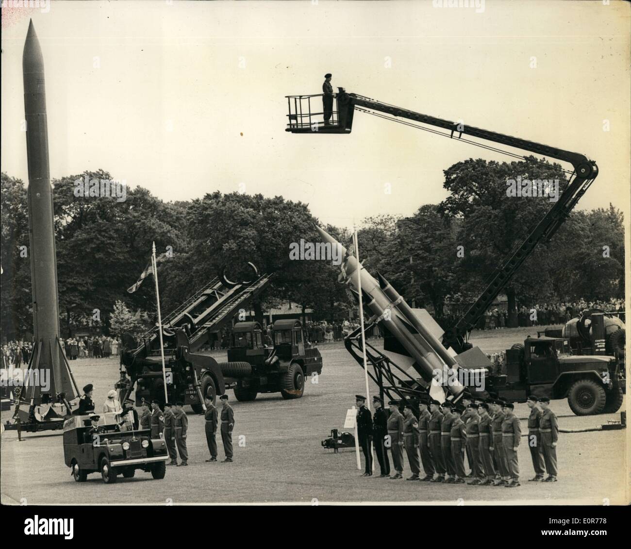 5. Mai 1958 - Königin besucht Artillerie R.Q.: H.M die Königin besucht heute eine Anzeige von der Royal Artillery am Wolwich der Ausrüstung gegeben jetzt im Service und der neuen Lenkwaffen Fläche-Fläche- und Boden-Luft. Das Display, das nach der Königin Inspektion für die Allgemeinheit geöffnet wird, zeigt die verschiedenen Funktionen der R.A einschließlich Techniken entwickelt werden, bei der Nutzung von neuen Waffen wie der Unteroffizier und die Thunderbird. Foto zeigt die Szene als H.M Stockfoto