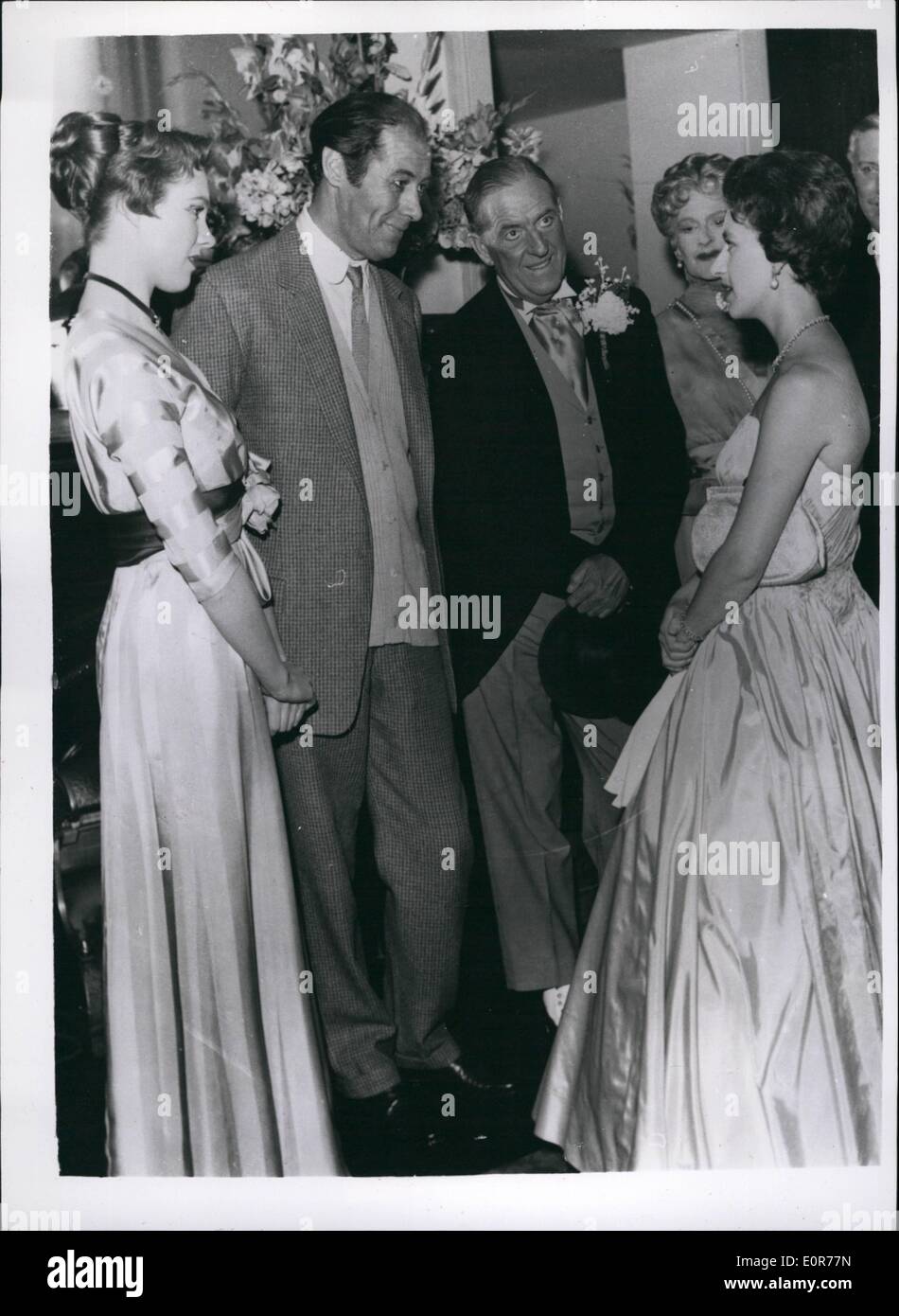 5. Mai 1958 - geht Prinzessin Margaret Stuhl den Musical-Hit "My Fair Lady'': Foto zeigt nach der Show Prinzessin Margaret trifft Mitglieder der Besetzung im Theatre Royal, Drury Lane, letzte Nacht. Hier ist sie im Chat mit Julie Andrews, Rex Harrison und Stanley Holloway, die Stars der Show. Stockfoto
