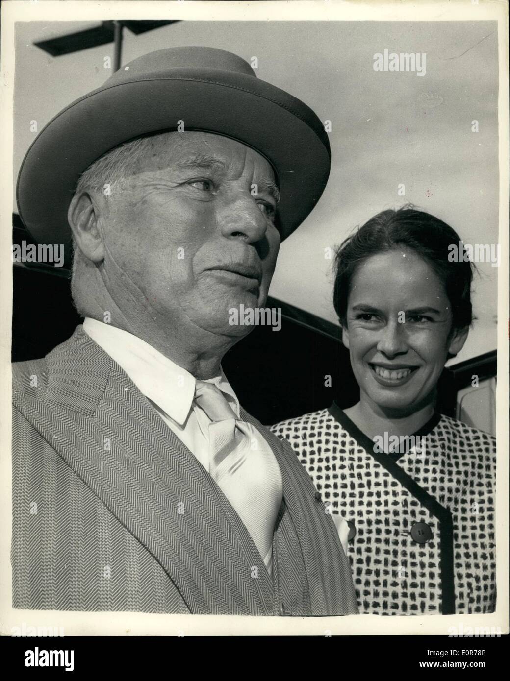 5. Mai 1958 Charlie Chaplin fliegen Zoll Foto zeigt Charlie Chaplin