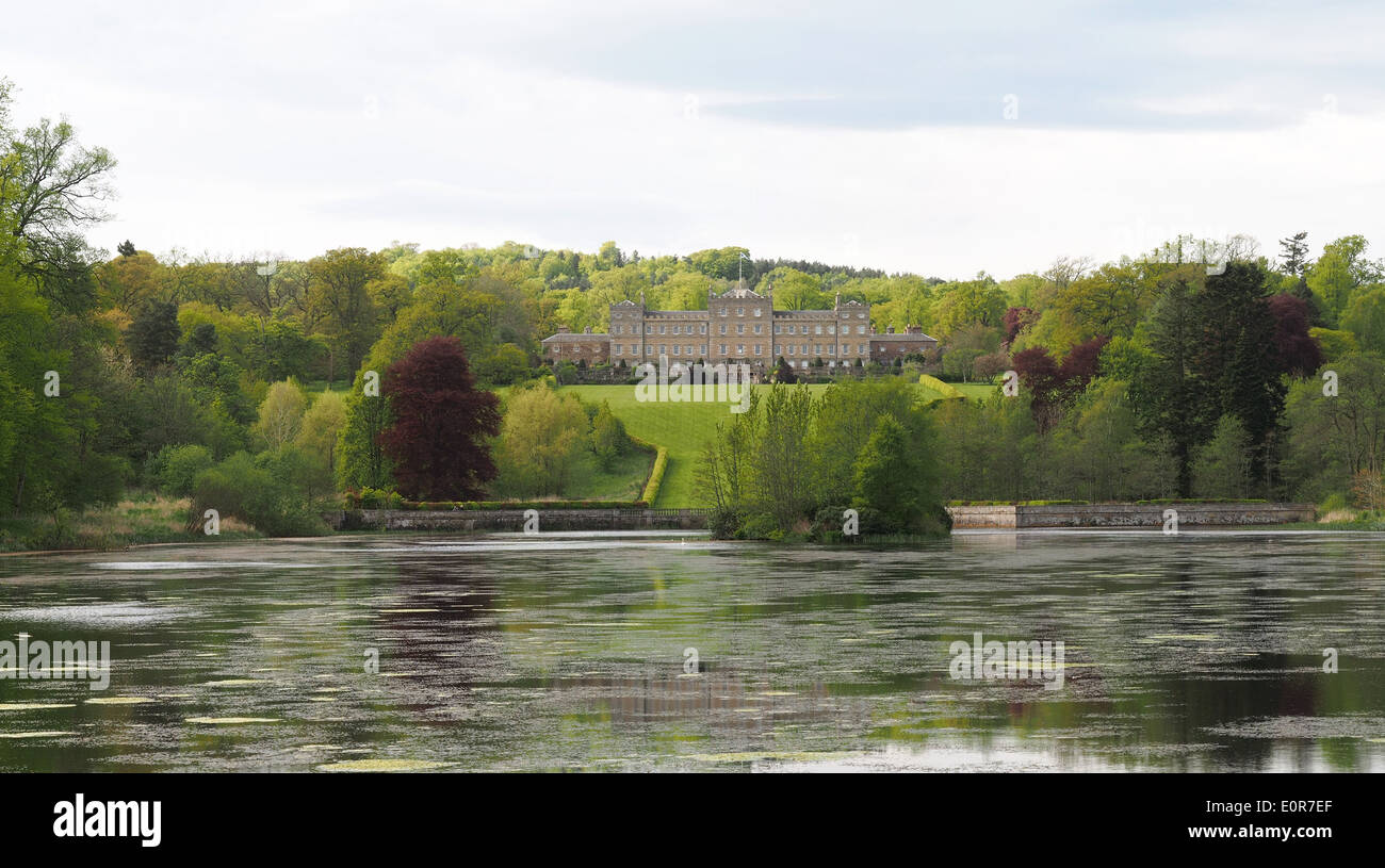 Blick auf Mellerstain House in den Scottish Borders, von der anderen Seite des Sees. Stockfoto