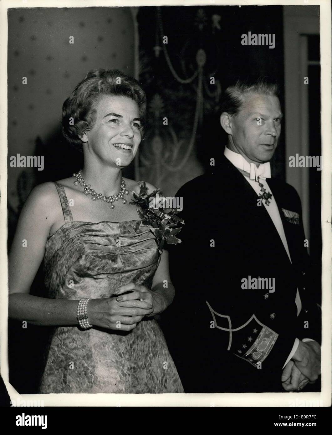 20. Juni 1958 - General Norstad besucht Edinburgh: Fotoshows General Lauris Norstad und seine Frau, die darauf warten, begrüßen die Gäste beim Abendessen zu Ehren der Supreme Commander Europe in den Assembly Rooms, Edinburgh statt. Stockfoto