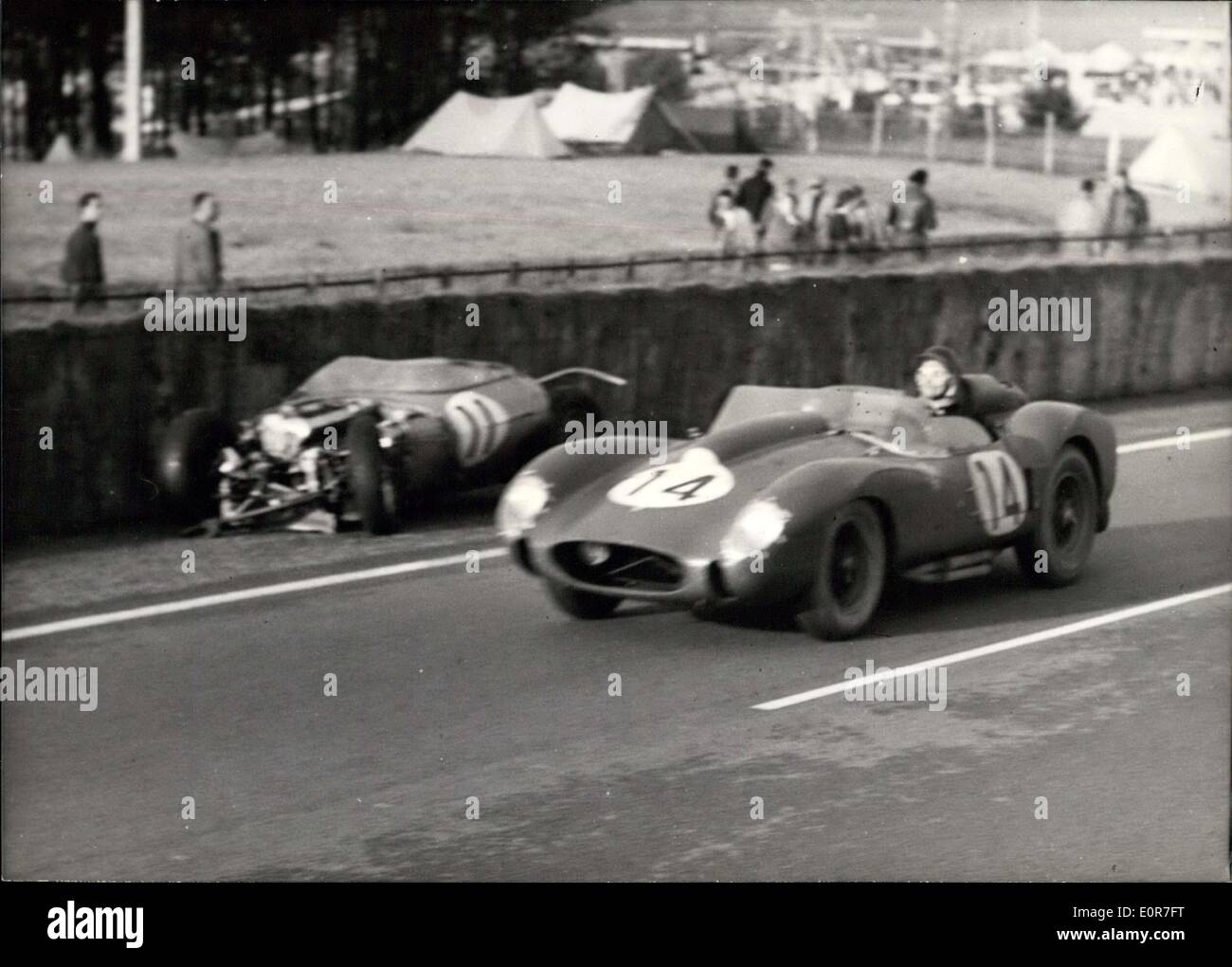 22. Juni 1958 - 24-Stunden-Rennen von Le Mans OPS: belgische Fahrer Gendebien (Ferrari, Nr. 14) Sieger des Rennens, vergeht vor Marias Auto (Mary starb nach einer Kollision mit dem Amerikaner Bruce Kessler) Stockfoto