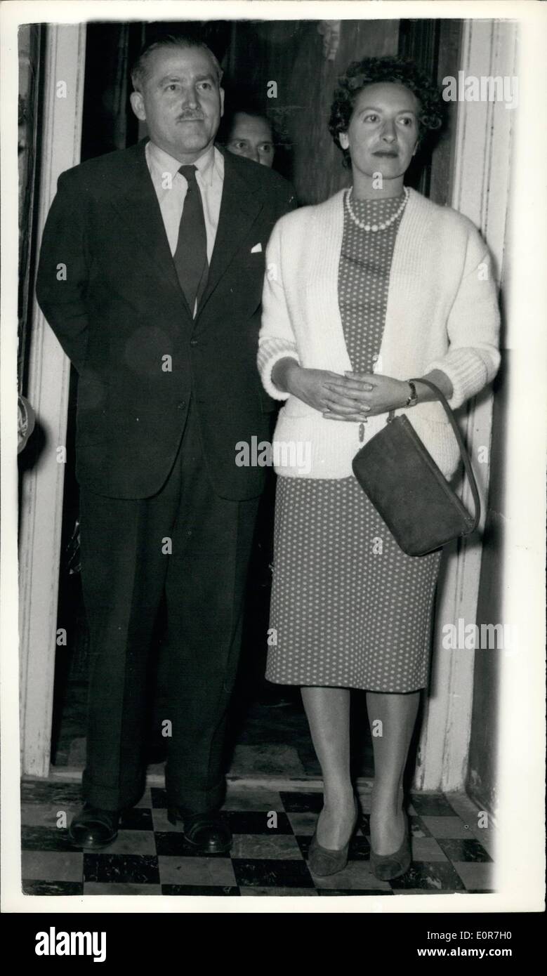 28. Juni 1958 - 28.06.55. BRITISCHER DIPLOMAT vertrieben durch tschechische Regierung behauptete zu sein A '' Frame-up '' Herr ERIC Seite BEDFORD britischer Diplomat und seine Draht - trug um Serff-Wt Rffoir London h e Lact - zu sein, nachdem er e.pellei! ram Tyrtte Prag Tschechische Regierung... Ihm wird vorgeworfen, zu versuchen, Smugstra Z ER tschechische Bürger-Mr LADISLAV LYCRA CELS aus Oottitry, 27 für 1.2,000... Mr. Bedford war zweite Secretor:, auf die Ã ¢ Â'¬Â ¢ britische Botschaft in Prag... Er sagte, dass er freundlich mit Mr 1AACHAC5 kam... K die Hallo um Hilfe gebeten zu bekommen Hallo: .crcs:7 die Grenze... Versteckte er sich in die Boo. ° davon " Stockfoto