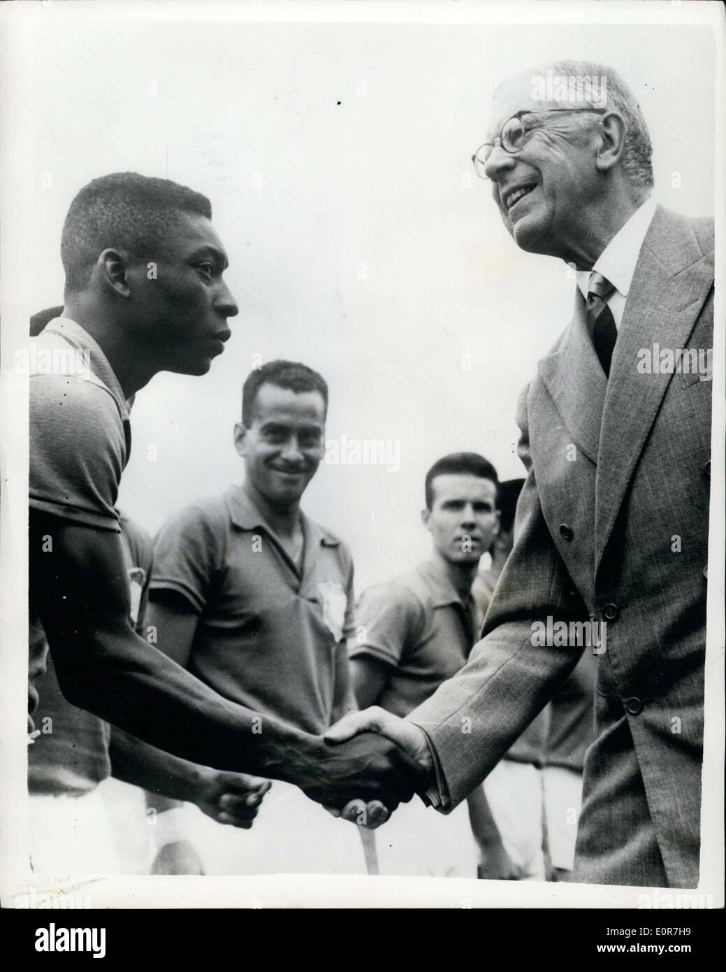 30. Juni 1958 - start die Partie, die die Brasilianer - in Stockholm gewann Brasilien schlägt Schweden 5-2 gewinnt World Cup: Photo zeigt, dass König Gustaf Adolf schüttelt Hände mit dem brasilianischen im inneren linken Pele vor. Stockfoto