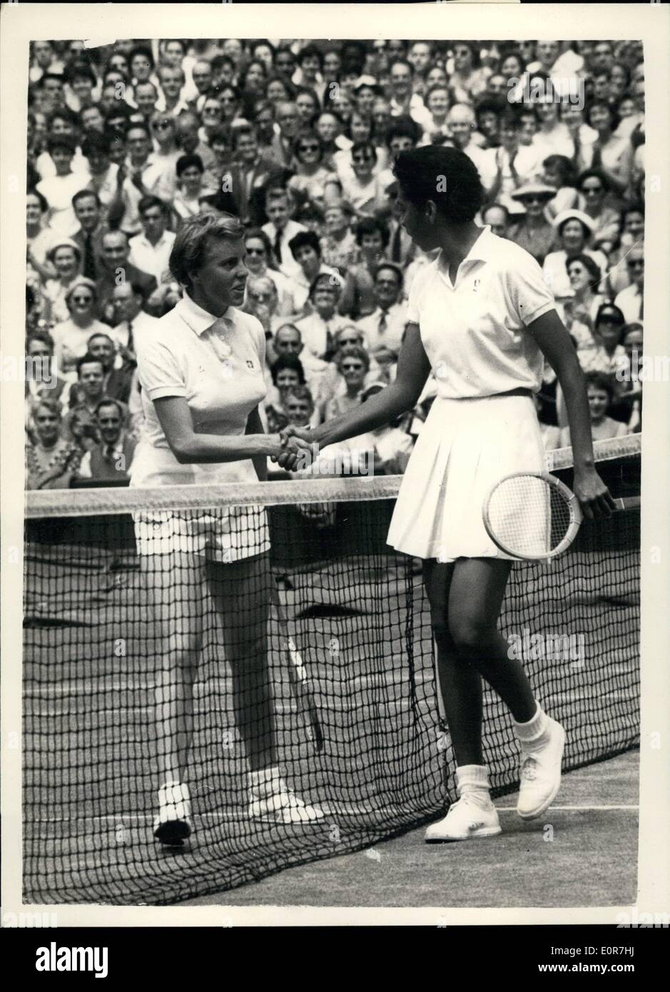 3. Juli 1958 - 07.03.58 WomenÃ ¢ Â'¬â "¢ s Singles Halbfinale in Wimbledon Ã ¢ Â'¬â €œ Althea Gibson Beat Ann Haydon. Foto zeigt: Ann Stockfoto