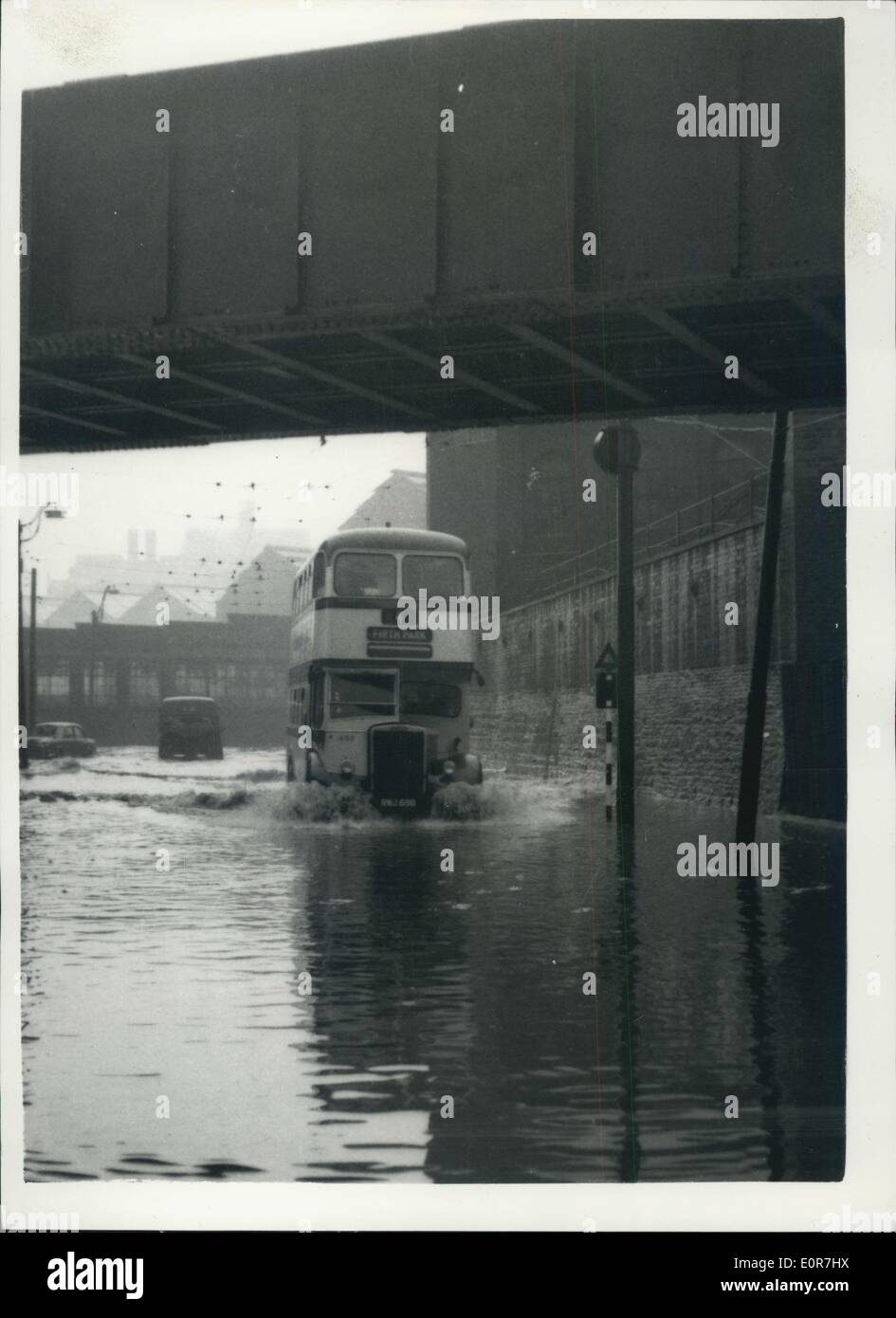 4. Juli 1958 - Überschwemmungen im Bereich Sheffield. Foto zeigt die Szene, wie ein Bus seinen Weg entlang einer stark überfluteten Straße - während des Hochwassers die weite Gebiete im Bereich Sheffield macht-nach dem Dauerregen abgedeckt. Stockfoto