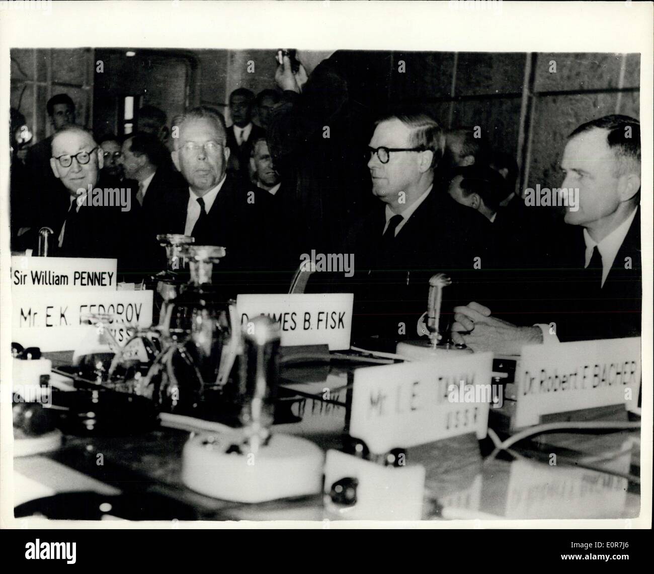 5. Juli 1958 - Ost-West nukleare Tests Konferenz öffnet In Genf: Die Ost-West-Konferenz auf Atomtests, die Erkennung im Palast der Nationen in Genf eröffnet wurde. Viele Länder, einschließlich Großbritannien und der Sowjetunion nehmen Teil. Foto zeigt (L, R) Sir John Cockfort, (G.B.) Dr. E.O Lawrence (US) Sir William Penney (G.B) und r. James Fisk, Leiter des US-Teams auf der Konferenz zu sehen. Stockfoto