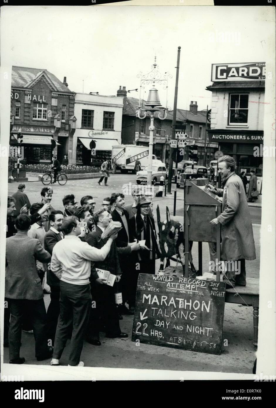 5. Mai 1958 - Versuch auf Welt Rekord sprechen.; Ein junger Mann, der es gerechnet würde ihn nehmen, 12 Stunden, um alle sagen, er im Kopf hatte, ein Podest in Hounslow High-Street am 09:00 heute montiert, und heute Nachmittag war er noch im Gespräch. 21-jährige Gwynn Edwards ist einer von 40 Studenten an der Borough Road Lehrer Trainingsdaten. Für fünf Tage und Nächte seine ihre Rag-Woche werden sie ihre Köpfe aus sprechen. Und Geschichtsstudentin Edwards denkt, er könnte fast brechen den Rekord vom Bristol Studenten auf eigene Faust Stockfoto