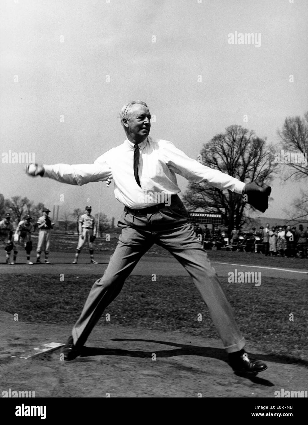 David K. E. Bruce warf den ersten Pitch bei einem Baseball-Spiel Stockfoto