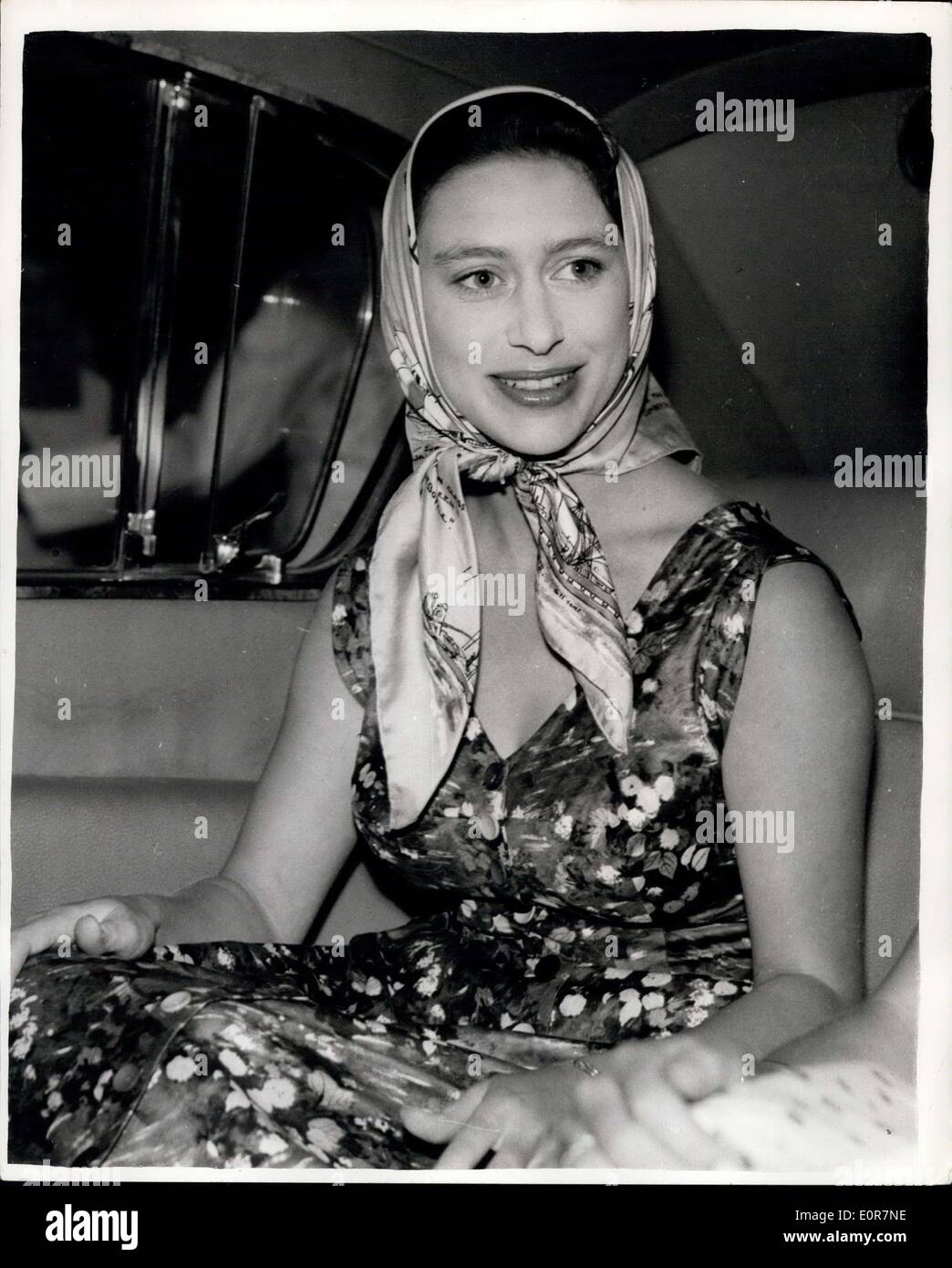 7. Mai 1958 - Prinzessin Margaret auf West aufräumt Tour kehrt zurück nach Belize - Honduras.: ein schwuler Schal um den Kopf - Prinzessin Margaret ist zu sehen in ihrem Auto nach an Land kommen nach einem Tag auf einer der Inseln vor der Küste - in Belize, British Honduras verbracht. Die Prinzessin kehrt nach London heute Abend nach ihrem erfolgreichen Karibik-Tour Stockfoto