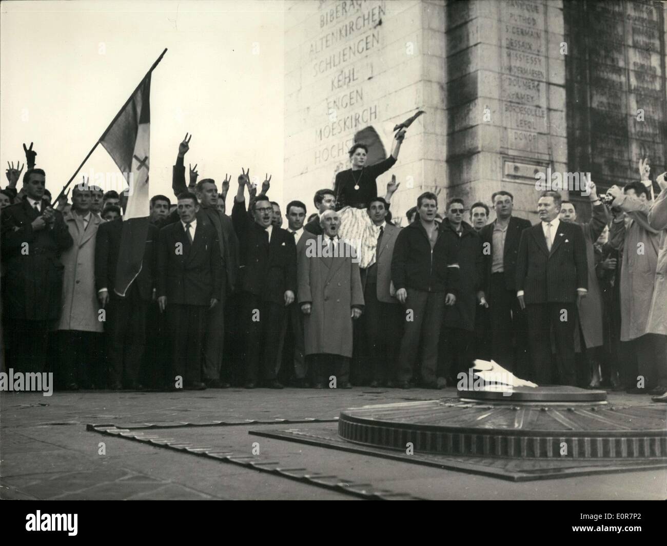 10. Mai 1958 - Demonstranten skandieren "Vive De Gaulle! Stockfoto