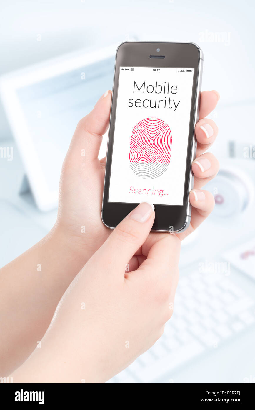 Frau wird von modernen Smartphone Fingerabdruck scannen. Mobile Security-Konzept. Stockfoto
