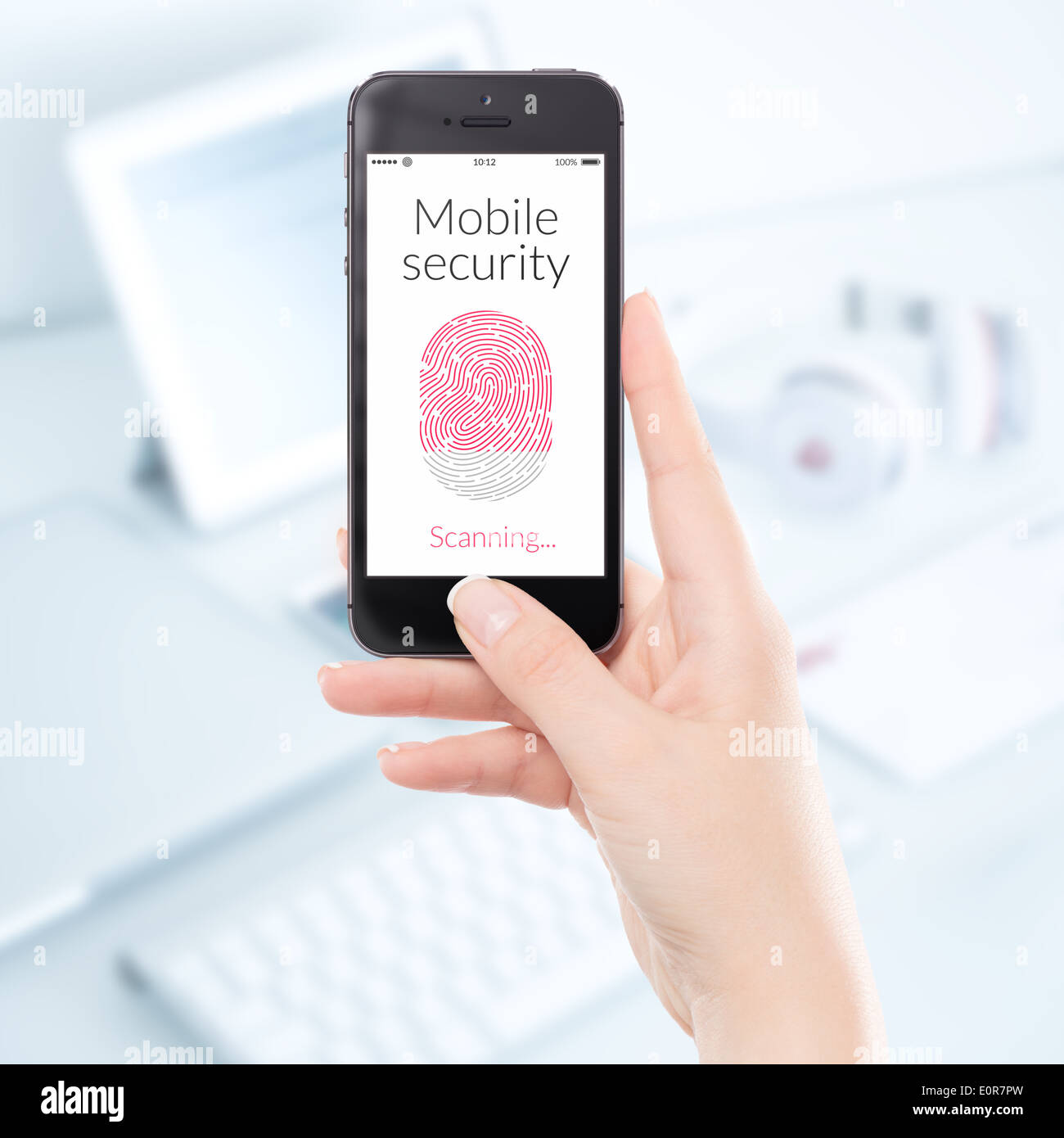 Hand der Frau ist durch moderne schwarz Smartphone Fingerabdruck scannen. Mobile Security-Konzept. Stockfoto
