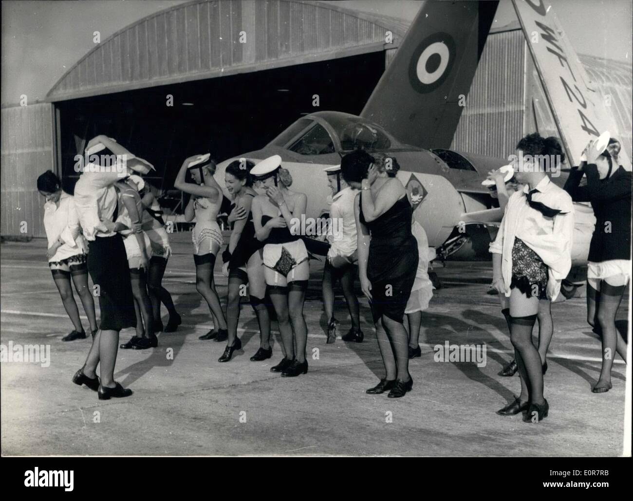 Jan. 07, 1958 - die Marschierenden "zaunkönige" verloren ihre Uniformen: Wenn eine Partei der Zaunkönige marschierten über den Flugplatz an der Lee-on-Solent Air Station gestern jemand begann, ein Jet Engine und der Fahrtwind t Aus ihren Uniformen. Aber gibt es keine kommen werden - zurück von der Admiralität, weil die Mädchen jungen Modelle waren, die anstelle von normalen Zaunkönige für diese Szene in der neuen britischen Komödie Film verwendet wurden'' weiter oben in der Griechischen''. Echte Zaunkönige (Mitglieder der Frauen; s Royal Naval Service), nur in den ersten Stadien der Szene verwendet wurden. Stockfoto