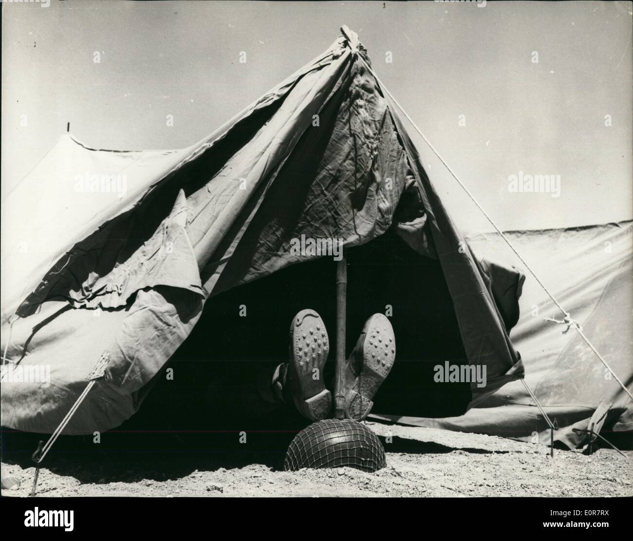 7. Juli 1958 - die "Red Devils" in Jordanien: Foto zeigt die Füße können nur gesehen werden, der PTE. David Neilson von Glasgow - als He Pausen unter Leinwand in der britischen Armee-Camp in Amman. Die britischen Truppen sind in Jordanien auf Wunsch von König Hussein. Stockfoto