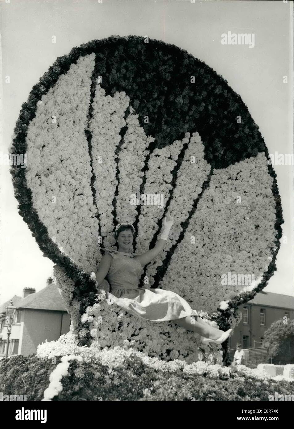 7. Juli 1958 - Jersey Battle of Flowers. Foto zeigt Margaret O'Brien sitzt auf einem der vielen Schwimmer - in der Form einer riesigen Muschel während der jährlichen Jersey Battle of Flowers heute. Stockfoto