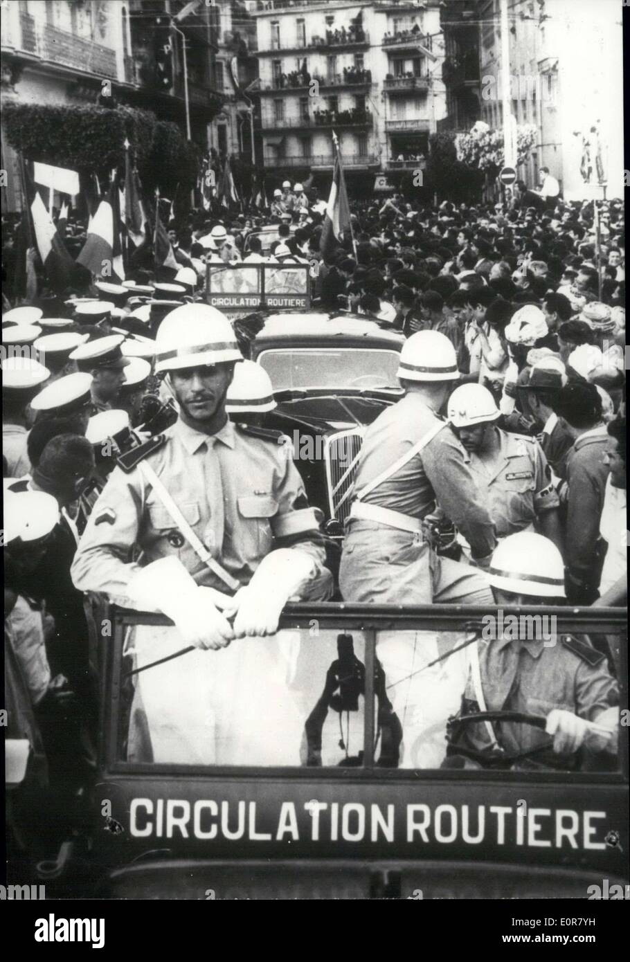 15. Mai 1958 - algerischen Polizei Block Verkehrsstraße gegen Masse der Demonstranten Stockfoto