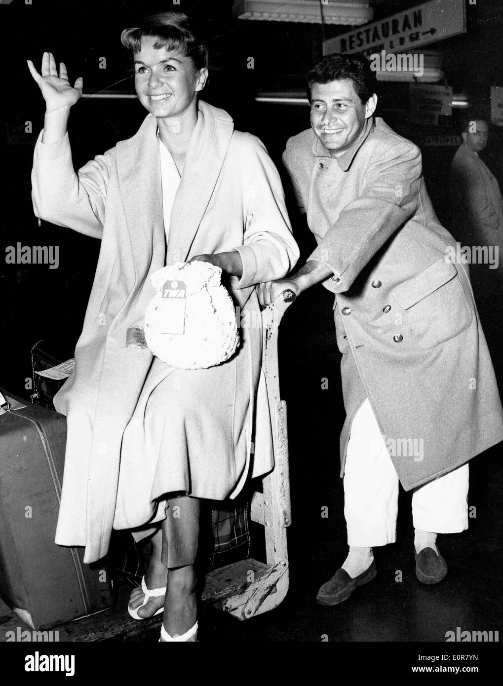 Schauspielerin Debbie Reynolds Ankunft in Los Angeles mit Ehemann Eddie Fisher Stockfoto