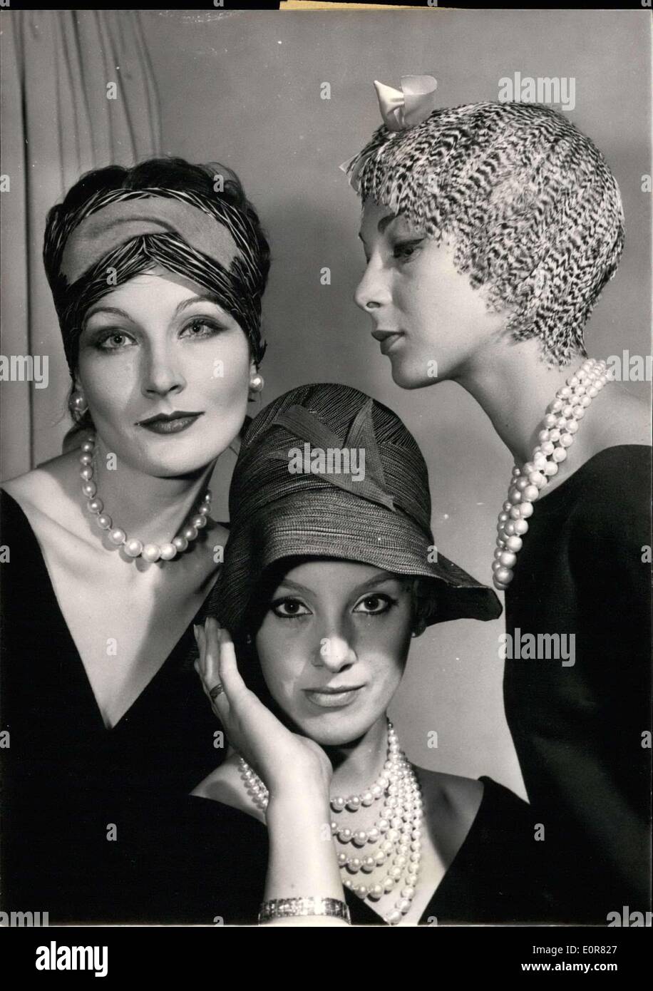 26. Juli 1958 - enthüllen Jacques Heim-Svends Sammlungen neue Hüte für diesen Winter die geben der Eindruck, dass wir sind in der Vergangenheit zurück. Bild: '' Jocquey'' in Entenfedern; '' Scotch'' einen schwarzen Filz Cloche Hut, gesprenkelt mit weiß; und '' Pouilly'' Perlhuhn Federn. Stockfoto
