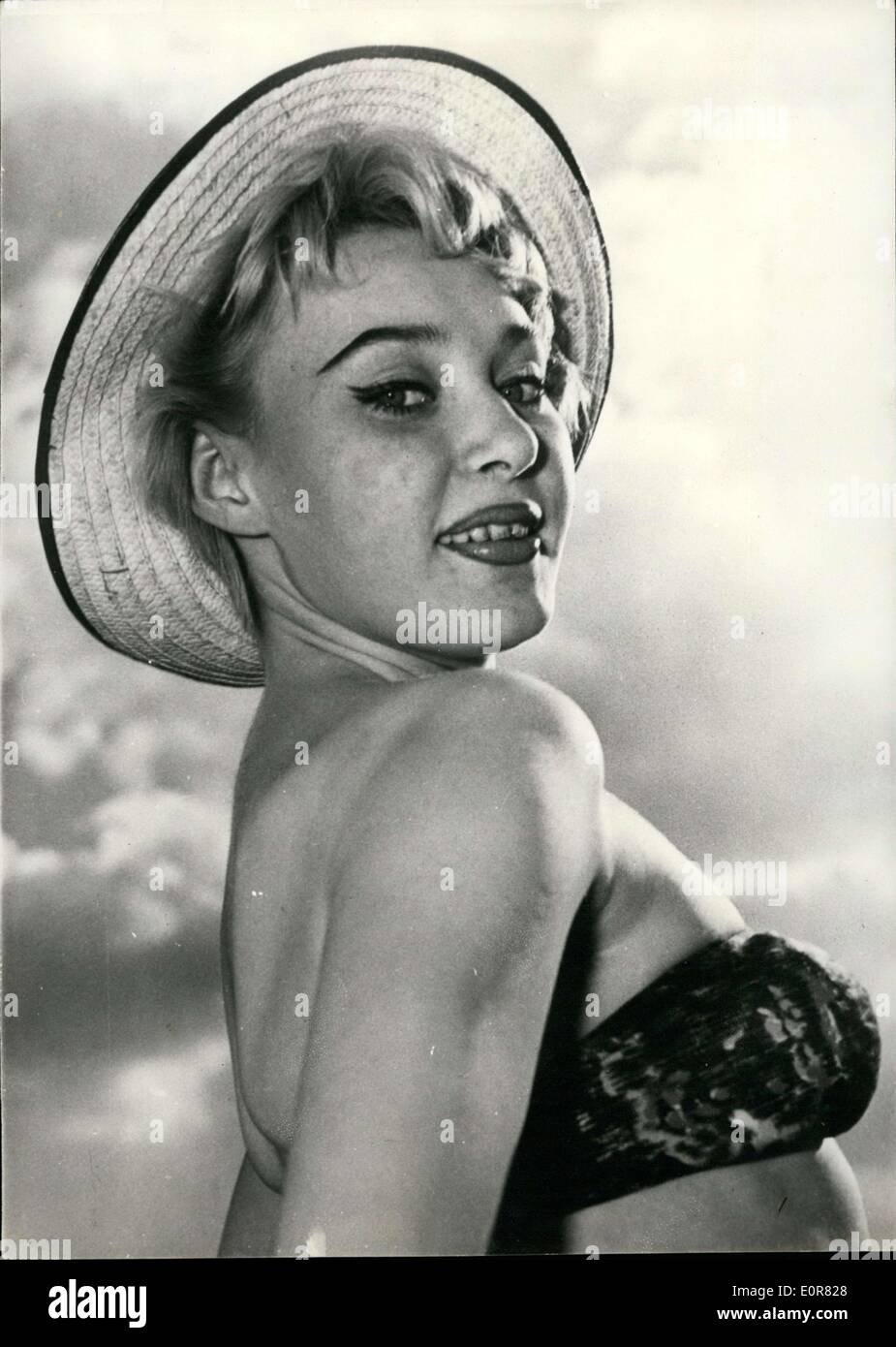 26. Juli 1958 - ist Magda Meyer, eine neue internationale Filmstar in Paris. Aus Deutschland 18 jährige Magda in Wiesbaden geboren. Sie machte ihr Schauspieldebüt in Mexiko als '' Worera'', und seht ihr in '' Blutige Sande '' von Toledo, wo ein kleiner Unfall ihre Karriere unterbrochen. Eine sentimentale Angelegenheit ihr gehindert für Barcelona sie mehrere Film-Angebote aus Frankreich und Hollywood absolvierte verlassen. Im September wird sie in eine deutsch-französische Koproduktion star. Sie spielt Gitarre und singt und Henri Salvador ist dabei, Songs zu schreiben, für Sie Stockfoto