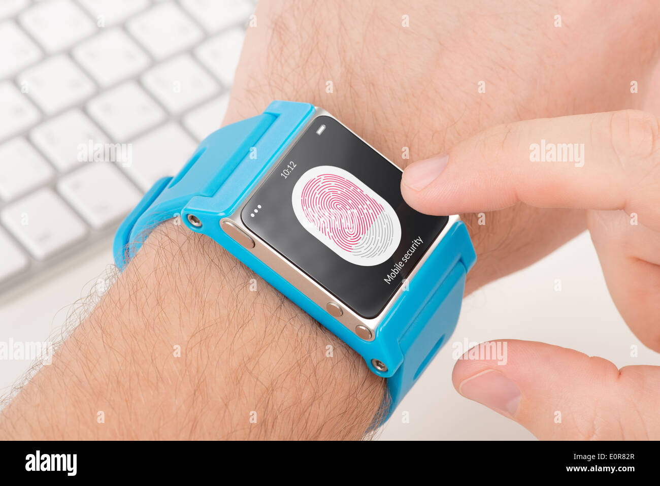 Mann ist Fingerabdruck für die mobile Sicherheit mit blauen Smartwatch scannen. Stockfoto