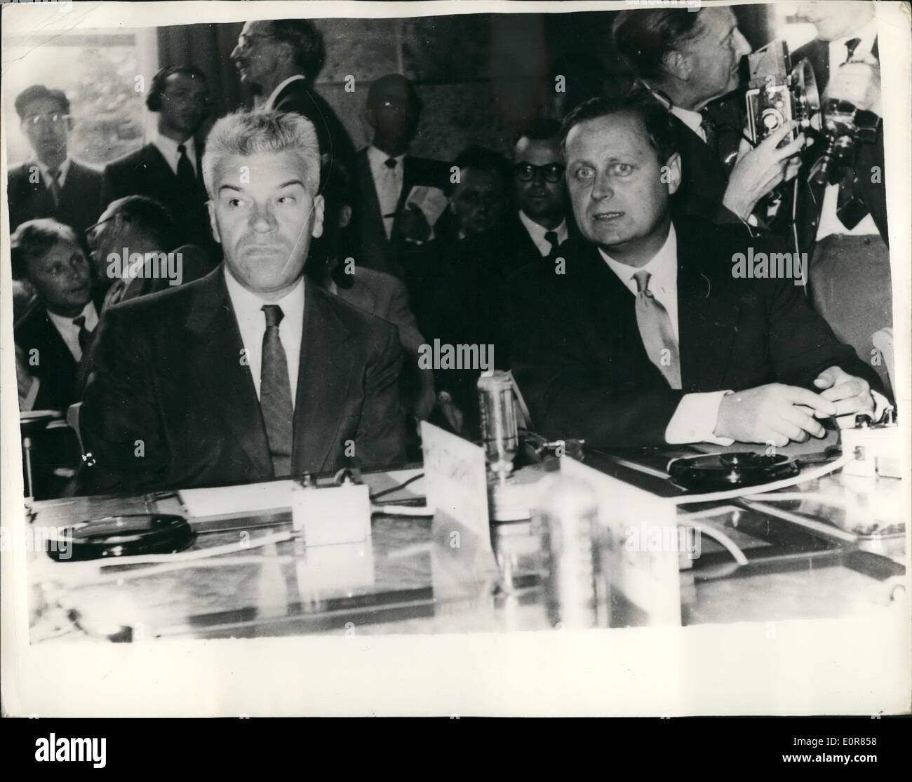 7. Juli 1958 - Ost-West nukleare Tests Konferenz öffnet in Genf: die Ost-West-Konferenz auf Atomtests Erkennung hat im Palast der Nationen in Genf eröffnet. Viele Länder, einschließlich Großbritannien und der Sowjetunion nehmen Teil. Foto zeigt Herr Tzarpkin (Sowjetunion) links und Prof. Simaner (Gzechoslovakia) auf der Konferenz zu sehen. Stockfoto