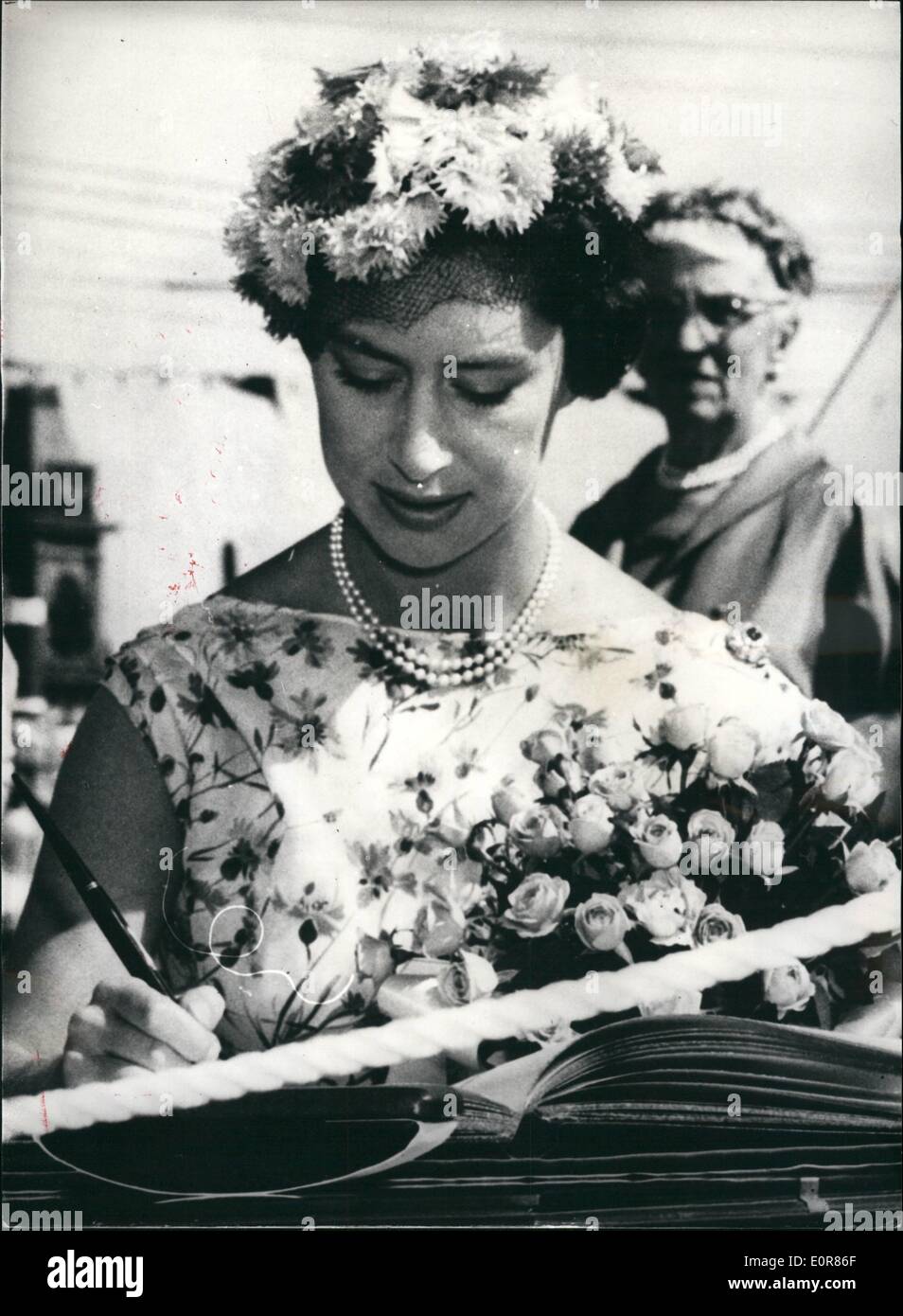 7. Juli 1958 - die strahlende Prinzessin. Das Foto zeigt einer strahlenden Prinzessin Margaret, einen blumigen Hut und tragen einen Strauß Rosen, singt das Gästebuch der Stadt, als Teil der Zeremonien der Willkommen bei Victoria, British Columbia, Kanada. Später wurde sie mit einer Insel präsentiert, wurde zu einem öffentlichen Park. Stockfoto