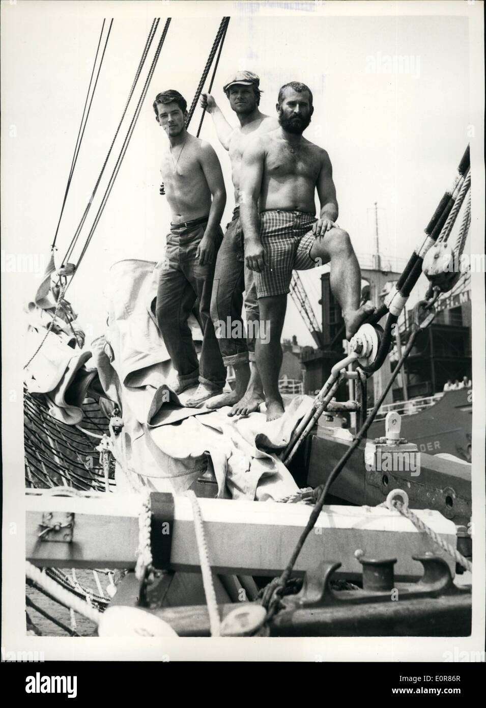 7. Juli 1958 - kommt Brigantine In London. Die 117-ft Brigantine "Albatros", im Besitz und captained durch US-amerikanische Schriftstellerin, Ernest K. Gann, die linke New York am 15. Juni angekommen an der Tower Bridge nach Verzögerung durch schlechtes Wetter im Atlantik. Unter der Mannschaft ist Dodie Posten, wer war Kapitän der US-Frauen-Olympiamannschaft im Jahre 1948, und wer ist eine der wenigen Frauen Navigatoren je um ein Segelschiff auf Trans-Seereise zu führen. Keystone-Fotoshows:-drei Mitglieder der Besatzung an Bord der "Albatros", nach der Ankunft am Tower Bridge gesehen Stockfoto