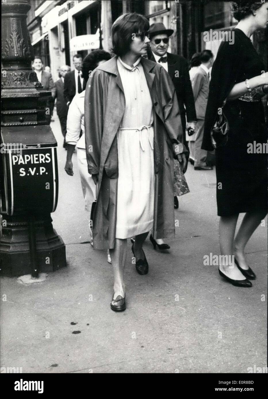 30. Juli 1958 - hier ist ein Bild der deutschen Schauspielerin Greta Garbo auf den Straßen von Paris. ne Stockfoto