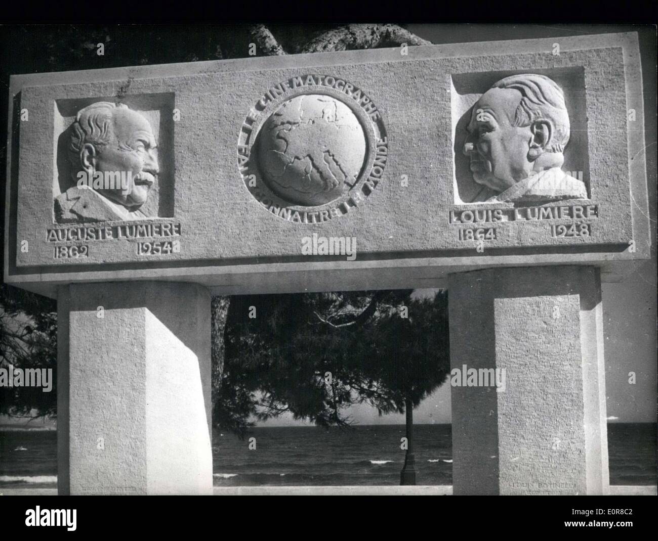 4. August 1958 - Denkmal für die Brüder Auguste und Louis Lumiere Stockfoto